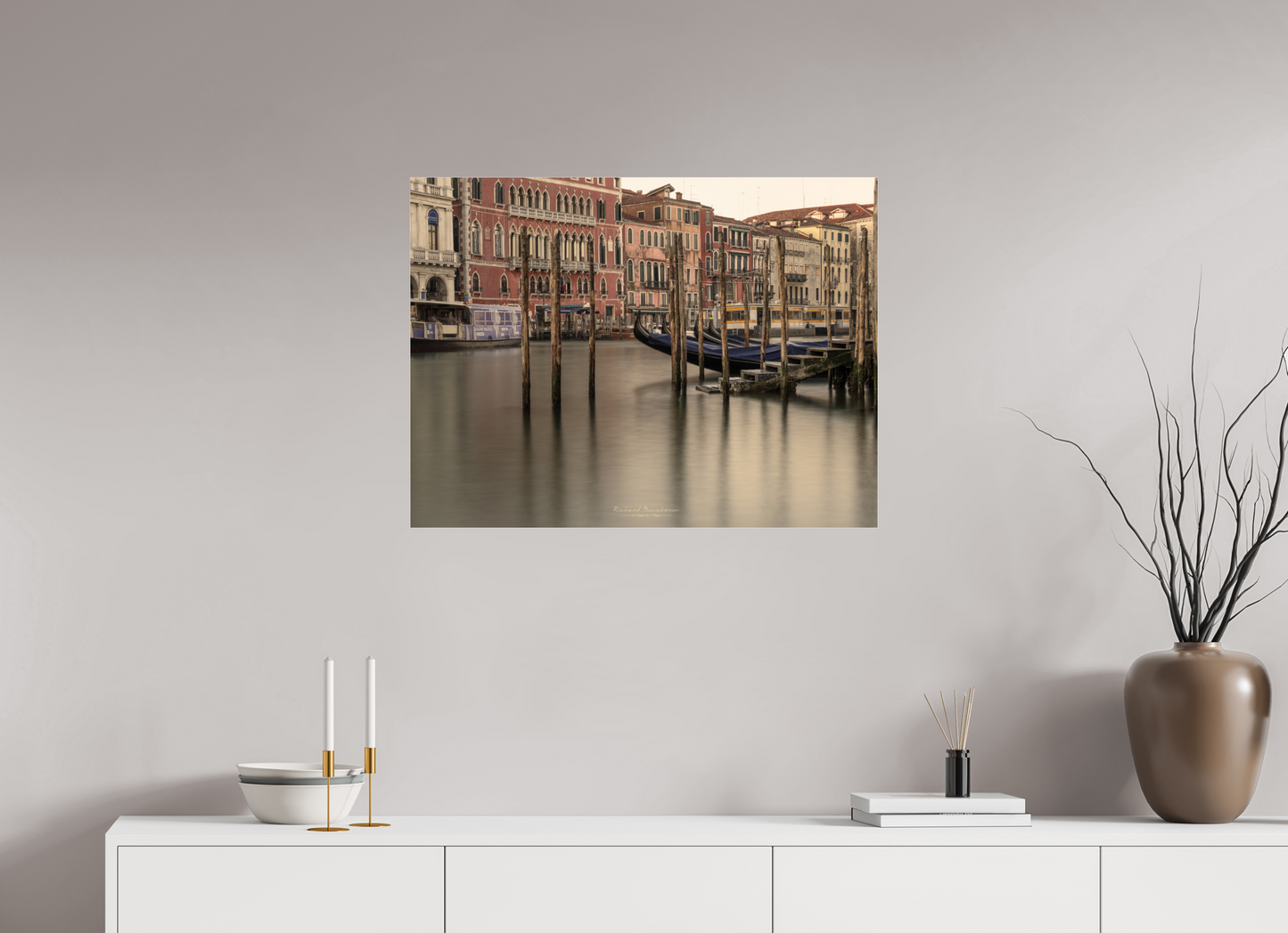 80 x 60 cm, Tirage couleur sur support solide en aluminium, recouvert d’une protection transparente (plexiglas). Lumière douce sur les gondoles du Grand Canal