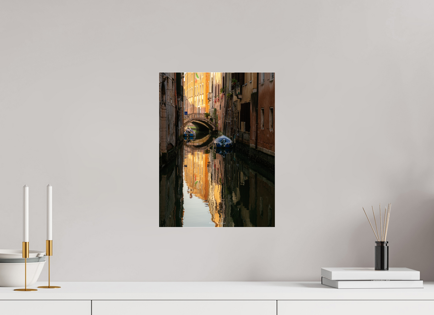 30 x 40 cm, Tirage couleur sur support solide en aluminium, recouvert d’une protection transparente (plexiglas). Venise intime : un canal silencieux baigné de lumière