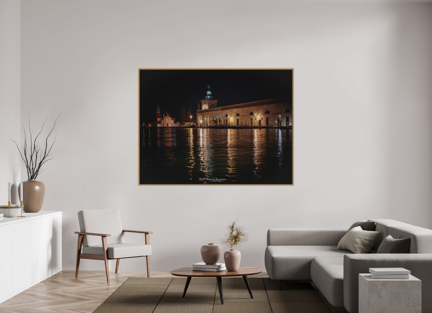 180 x 135 cm, Impression sur support rigide (Forex) avec cadre élégant type “caisse américaine” Venise de nuit – Punta della Dogana illuminée