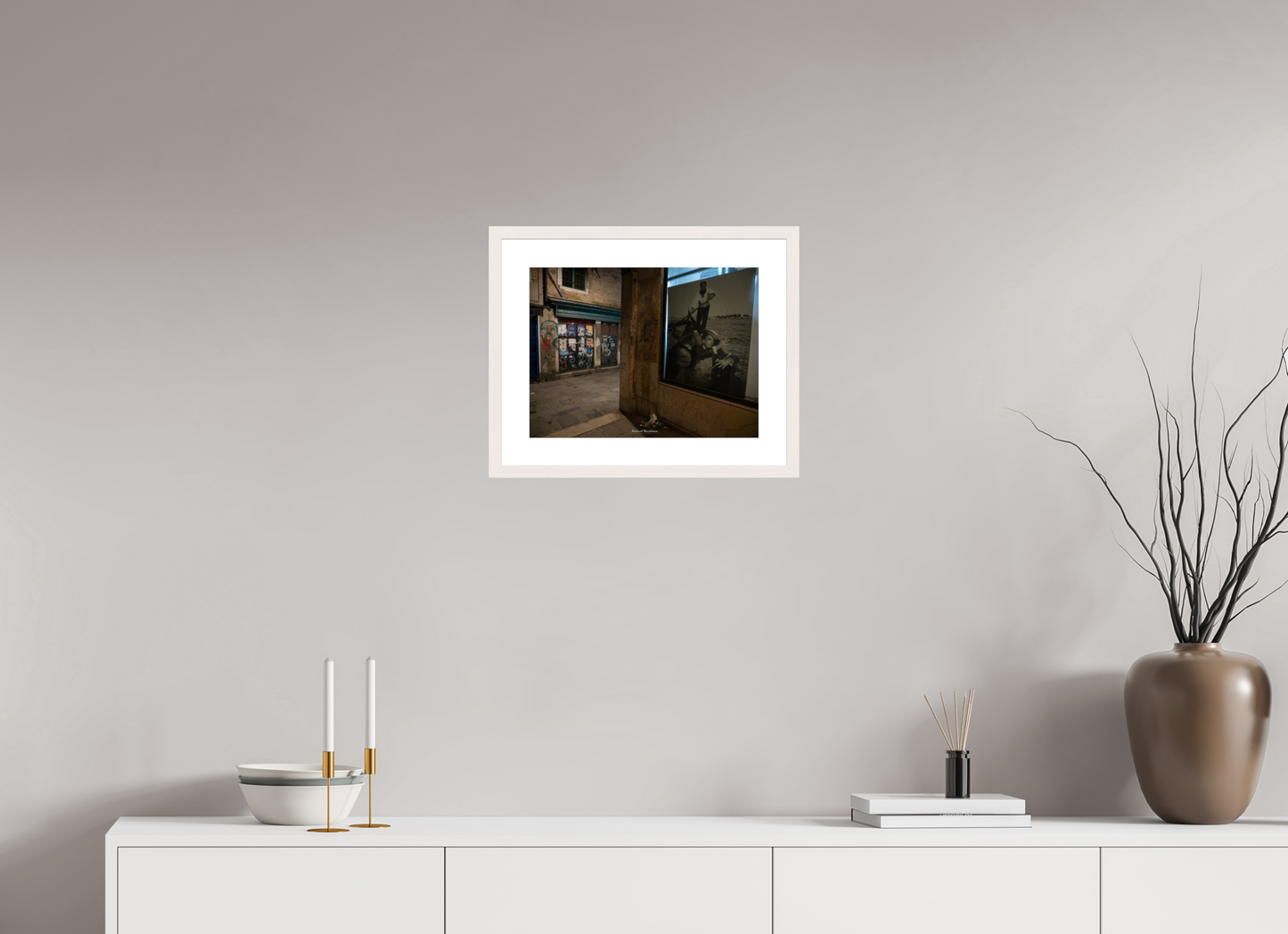 40 x 30 cm, Tirage Fine Art 30×40 cm — Passe-partout — Cadre “Venise entre ombre et mémoire : art urbain et gondole intemporelle”