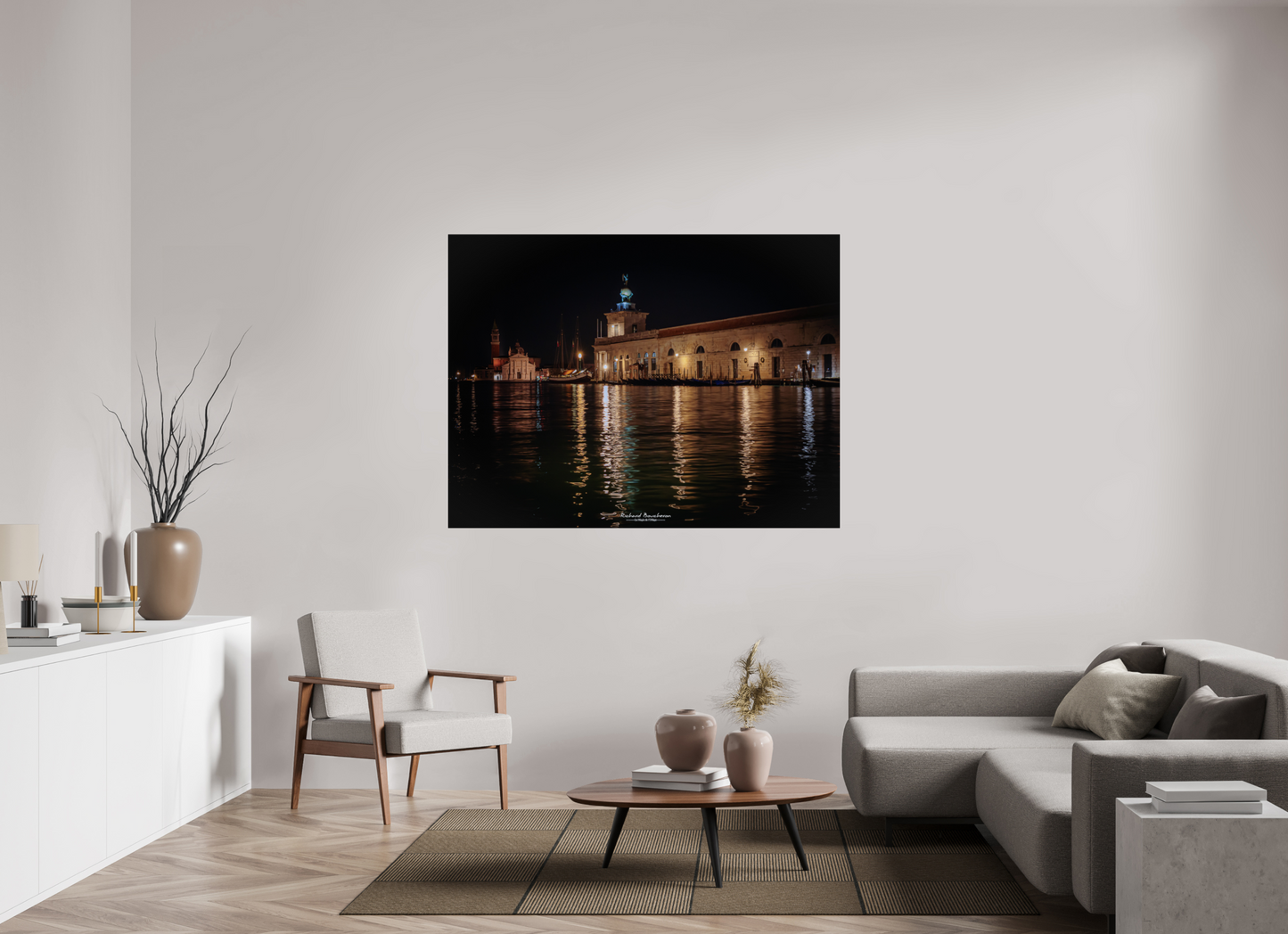 160 x 120 cm, Tirage couleur sur support solide en aluminium, recouvert d’une protection transparente (plexiglas). Venise de nuit – Punta della Dogana illuminée