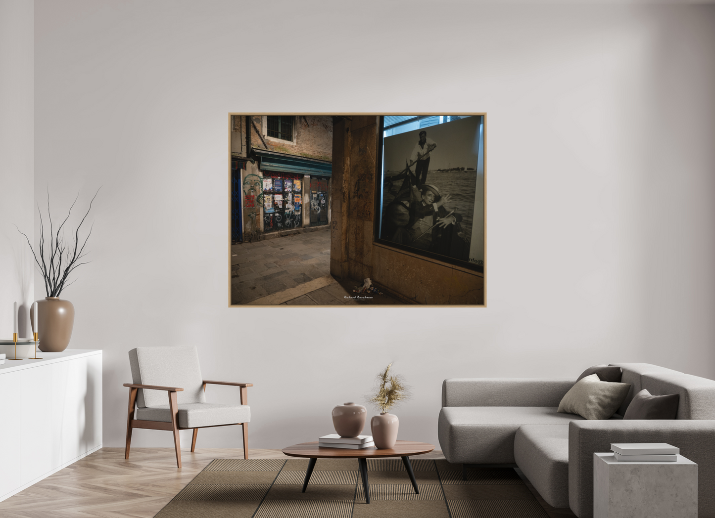180 x 135 cm, Impression sur support rigide (Forex) avec cadre élégant type “caisse américaine” “Venise entre ombre et mémoire : art urbain et gondole intemporelle”