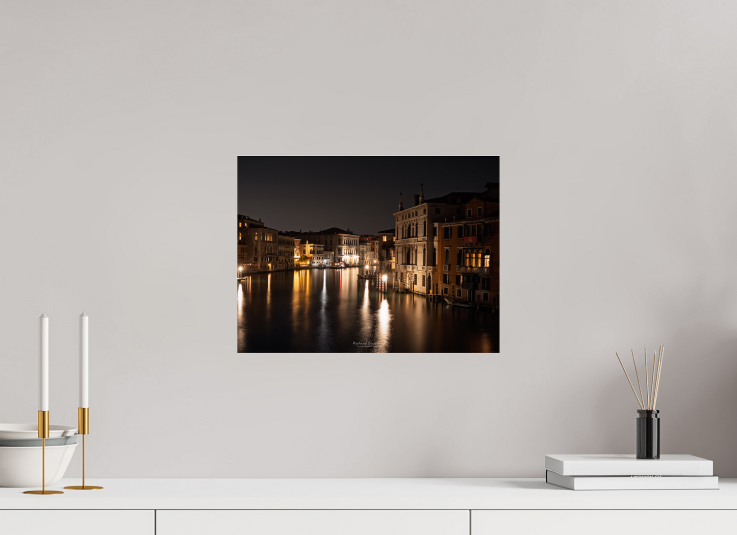 40 x 30 cm, Tirage couleur sur support solide en aluminium, recouvert d’une protection transparente (plexiglas). Venise by night – Reflets dorés sur le Grand Canal