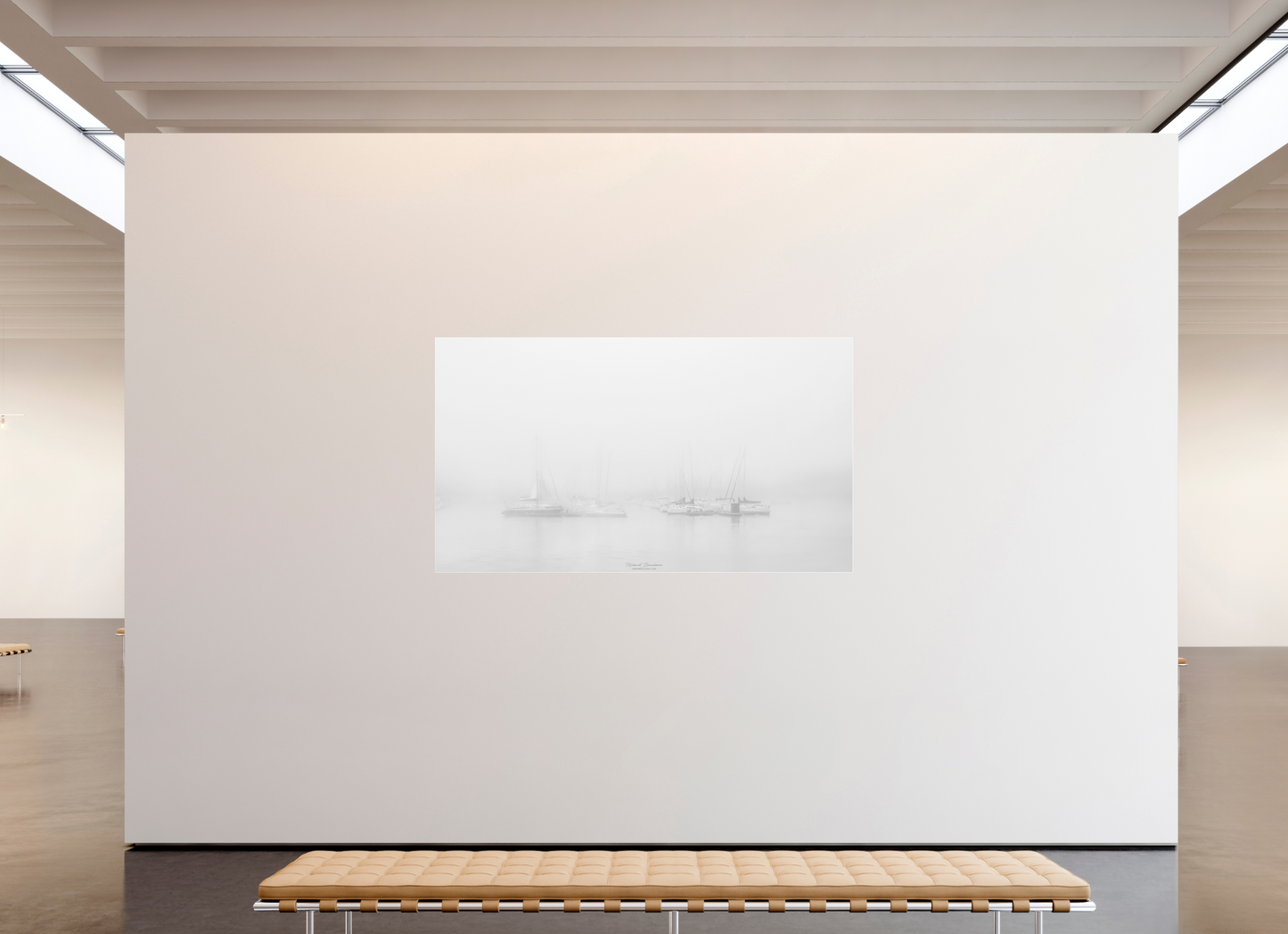 208 x 117 cm, Tirage noir et blanc sur plaque alu, avec une protection en plexiglass (durabilité-profondeur) Mâts et brume – paysage marin apaisant