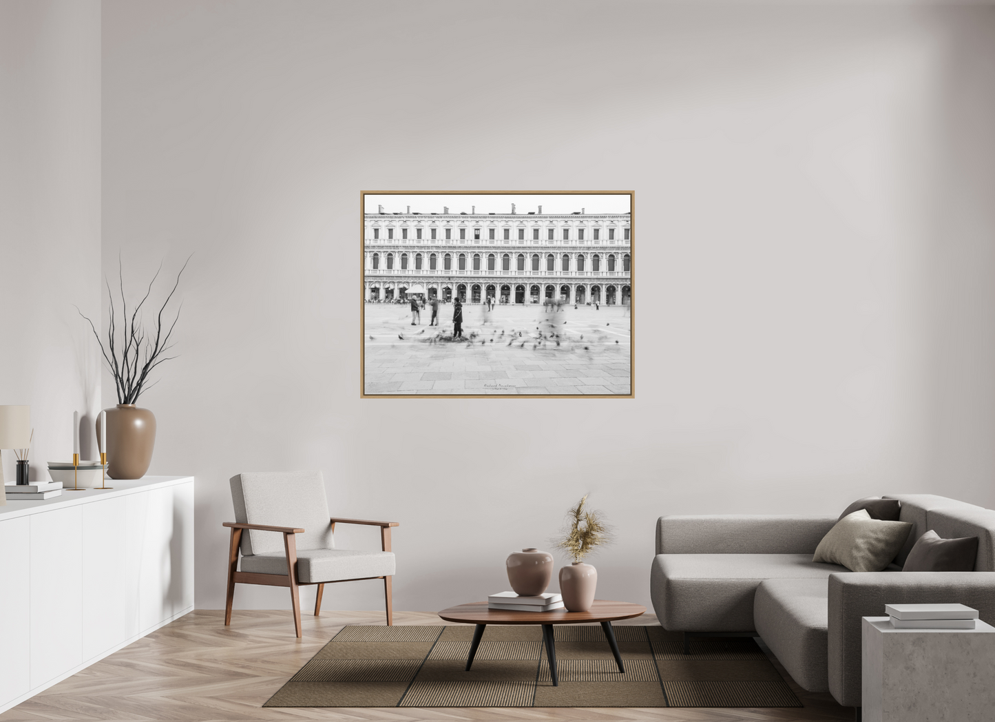 140 x 105 cm, Impression sur support rigide (Forex) avec cadre élégant type “caisse américaine” Dans le mouvement de la place Saint-Marc – Photographie noir et blanc