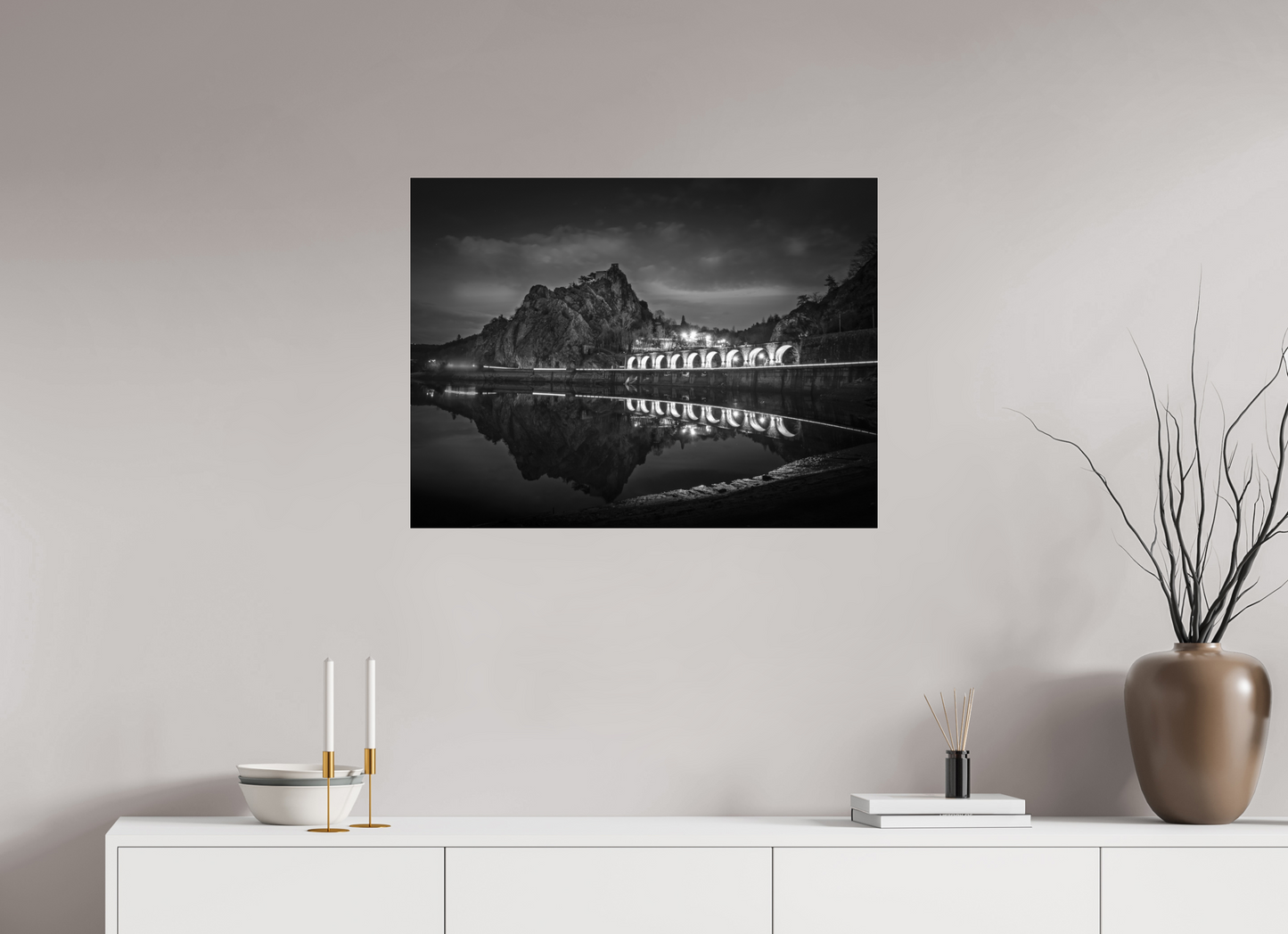 80 x 60 cm, Tirage noir et blanc sur plaque alu, avec une protection en plexiglass (durabilité-profondeur) A la nuit tombante | Photographie paysage architectural nocturne artistique en noir et blanc