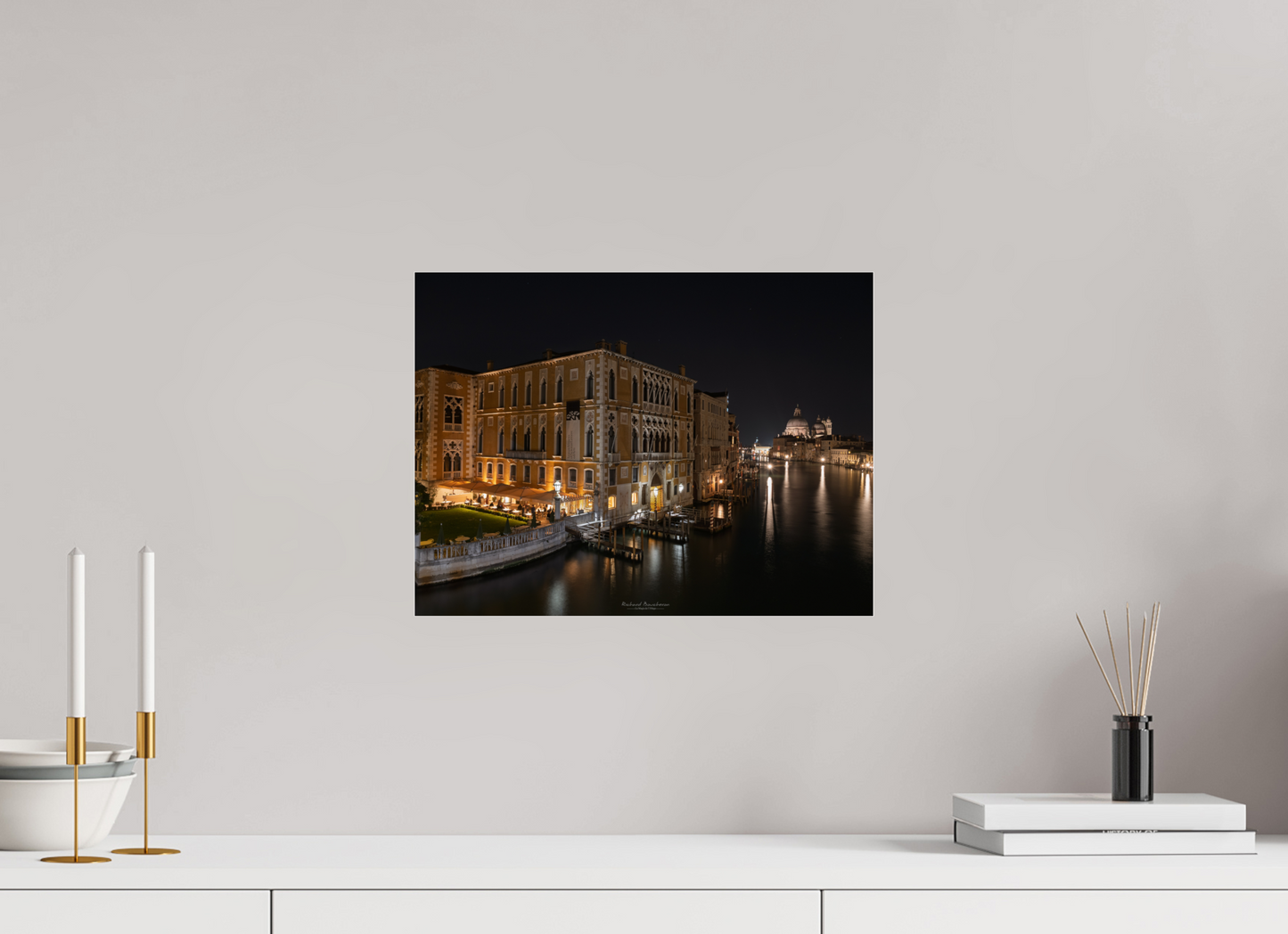 40 x 30 cm, Tirage couleur sur support solide en aluminium, recouvert d’une protection transparente (plexiglas). Palazzo Cavalli‑Franchetti au crépuscule