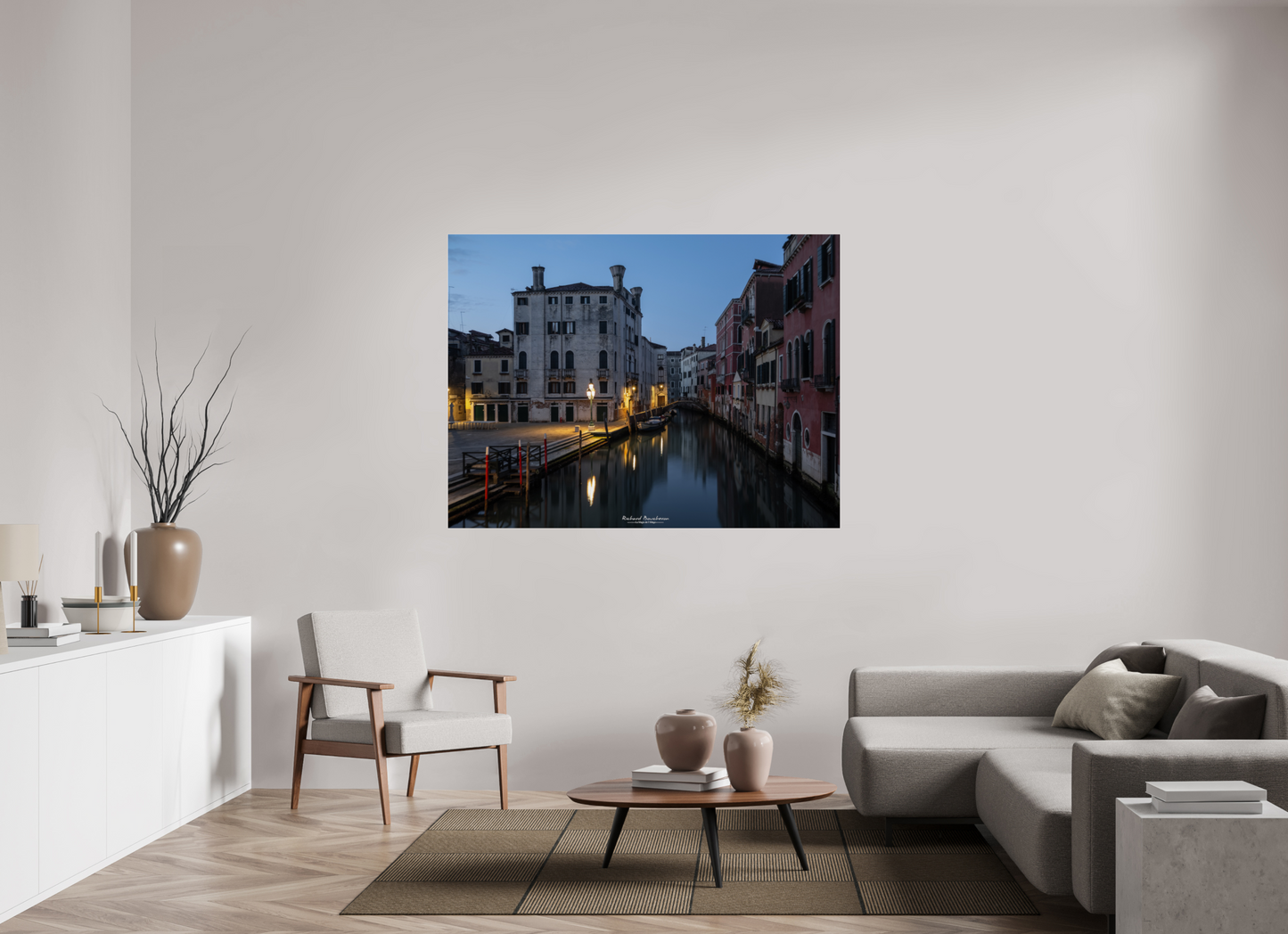 160 x 120 cm, Tirage couleur sur support solide en aluminium, recouvert d’une protection transparente (plexiglas). Venise au crépuscule : canal silencieux et lumière dorée