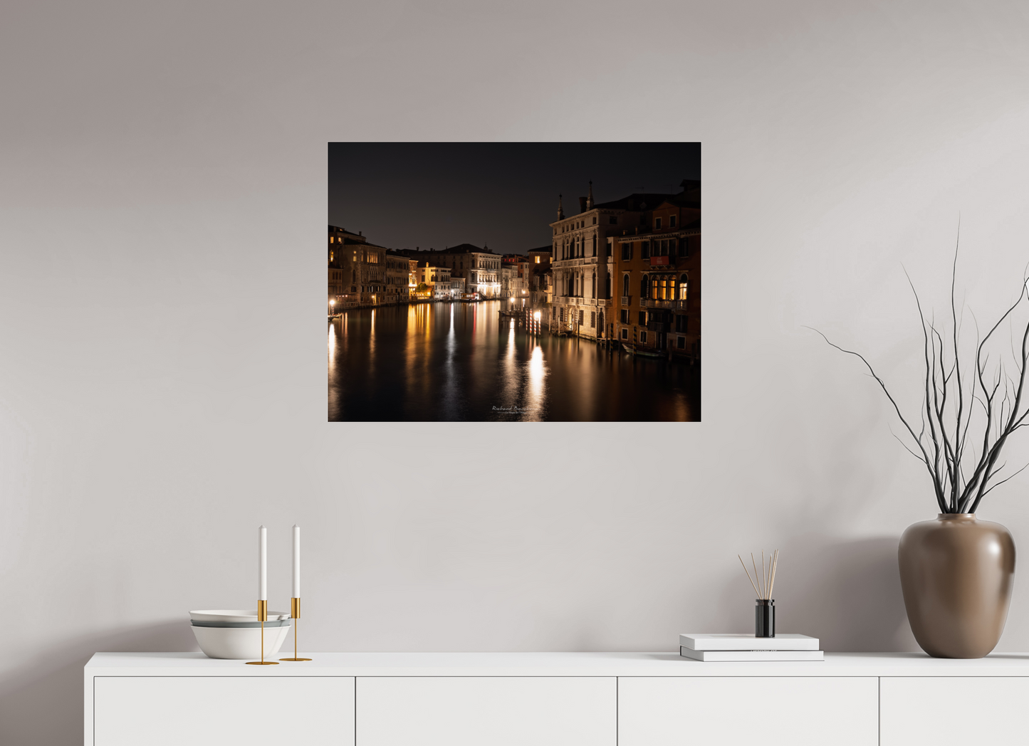 80 x 60 cm, Tirage couleur sur support solide en aluminium, recouvert d’une protection transparente (plexiglas). Venise by night – Reflets dorés sur le Grand Canal