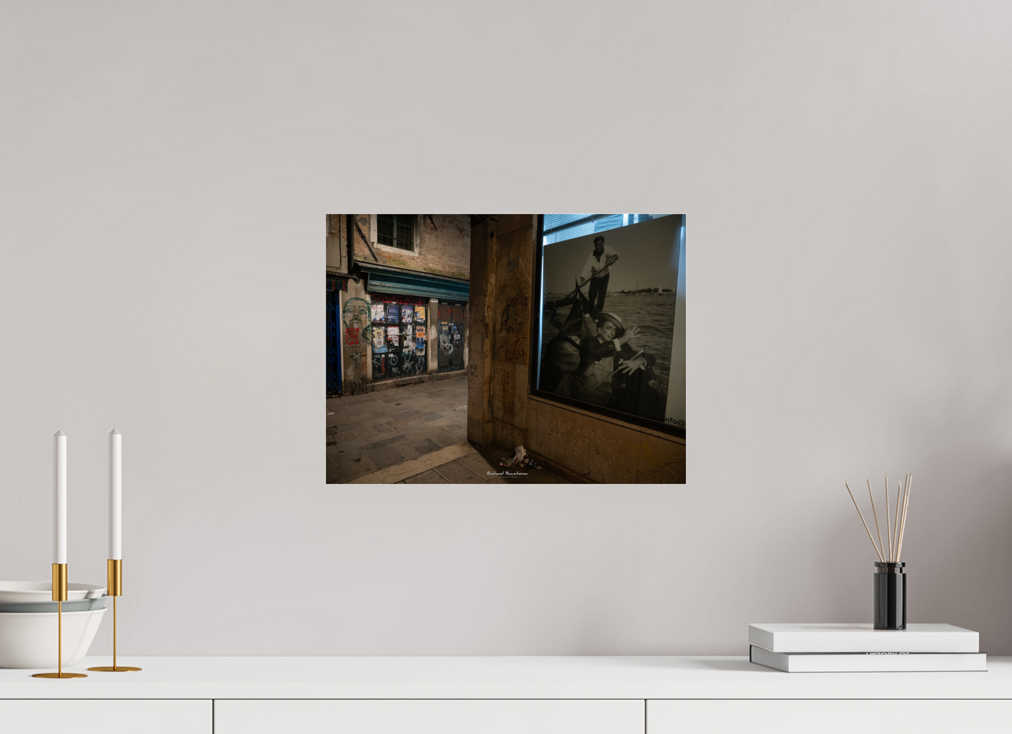 40 x 30 cm, Tirage couleur sur support solide en aluminium, recouvert d’une protection transparente (plexiglas). “Venise entre ombre et mémoire : art urbain et gondole intemporelle”