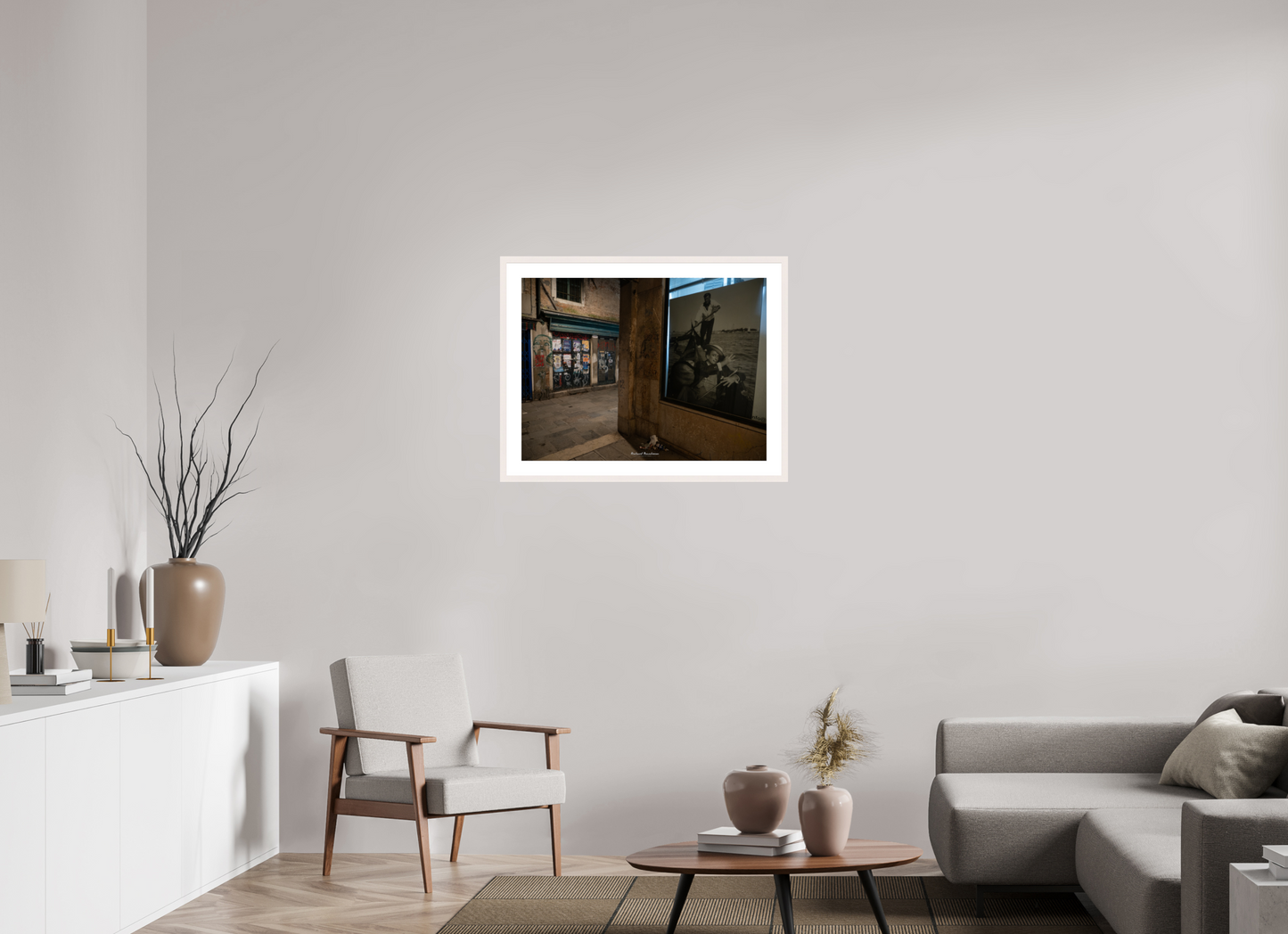 80 x 60 cm, Tirage Fine Art 30×40 cm — Passe-partout — Cadre “Venise entre ombre et mémoire : art urbain et gondole intemporelle”