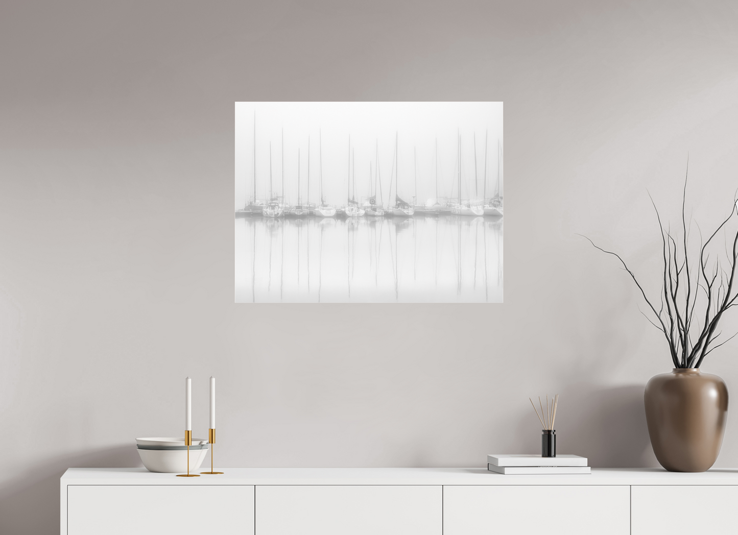 80 x 60 cm, Tirage noir et blanc sur plaque alu, avec une protection en plexiglass (durabilité-profondeur) Voiliers au port par temps de brume – Photo atmosphérique