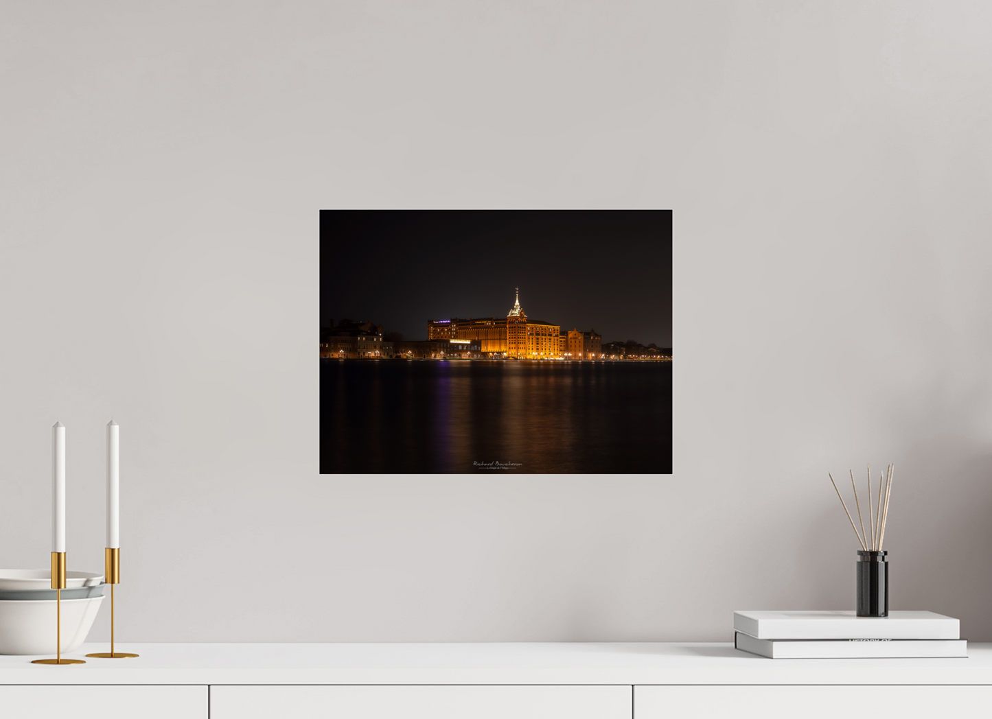 40 x 30 cm, Tirage couleur sur support solide en aluminium, recouvert d’une protection transparente (plexiglas). “Architecture historique illuminée de nuit – Reflets sur le canal et ambiance sereine”