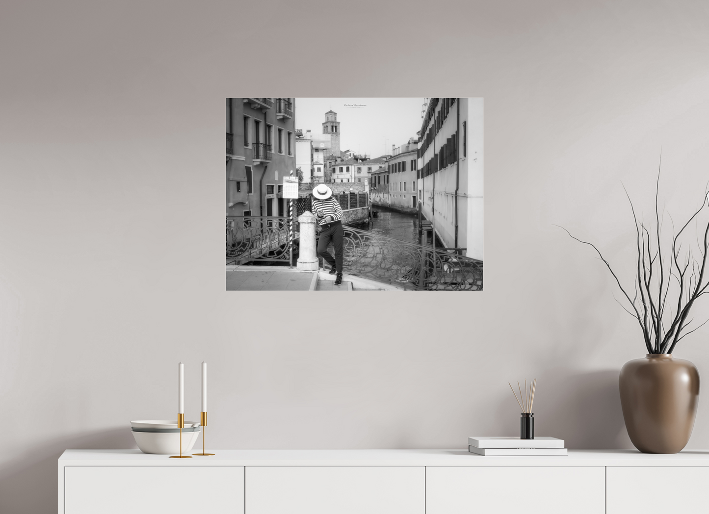80 x 60 cm, Tirage noir et blanc sur plaque alu, avec une protection en plexiglass (durabilité-profondeur) Venise Noir et Blanc sur un Pont du Cannaregio