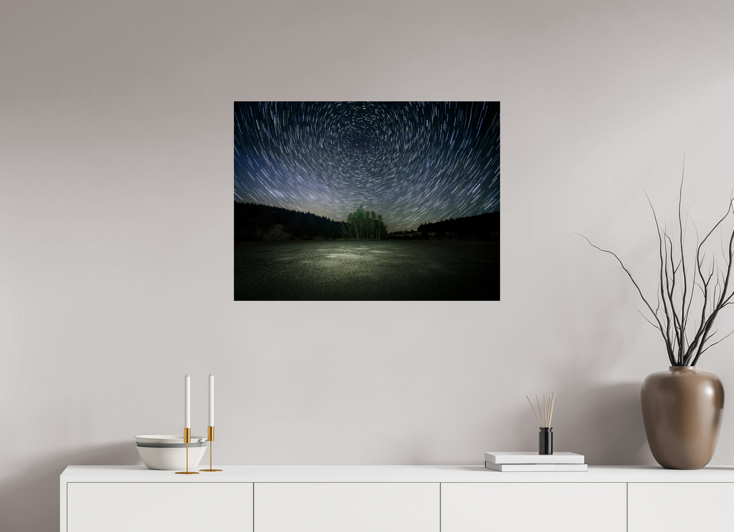 80 x 60 cm, Tirage couleur sur support solide en aluminium, recouvert d’une protection transparente (plexiglas). Ainsi s'écoule la nuit