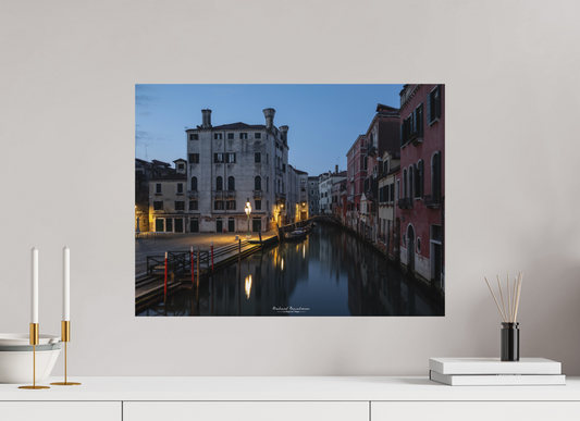 60 x 45 cm, Impression directe couleur ou noir et blanc sur plaque d'aluminium (Solidité-Durabilité) Venise au crépuscule : canal silencieux et lumière dorée