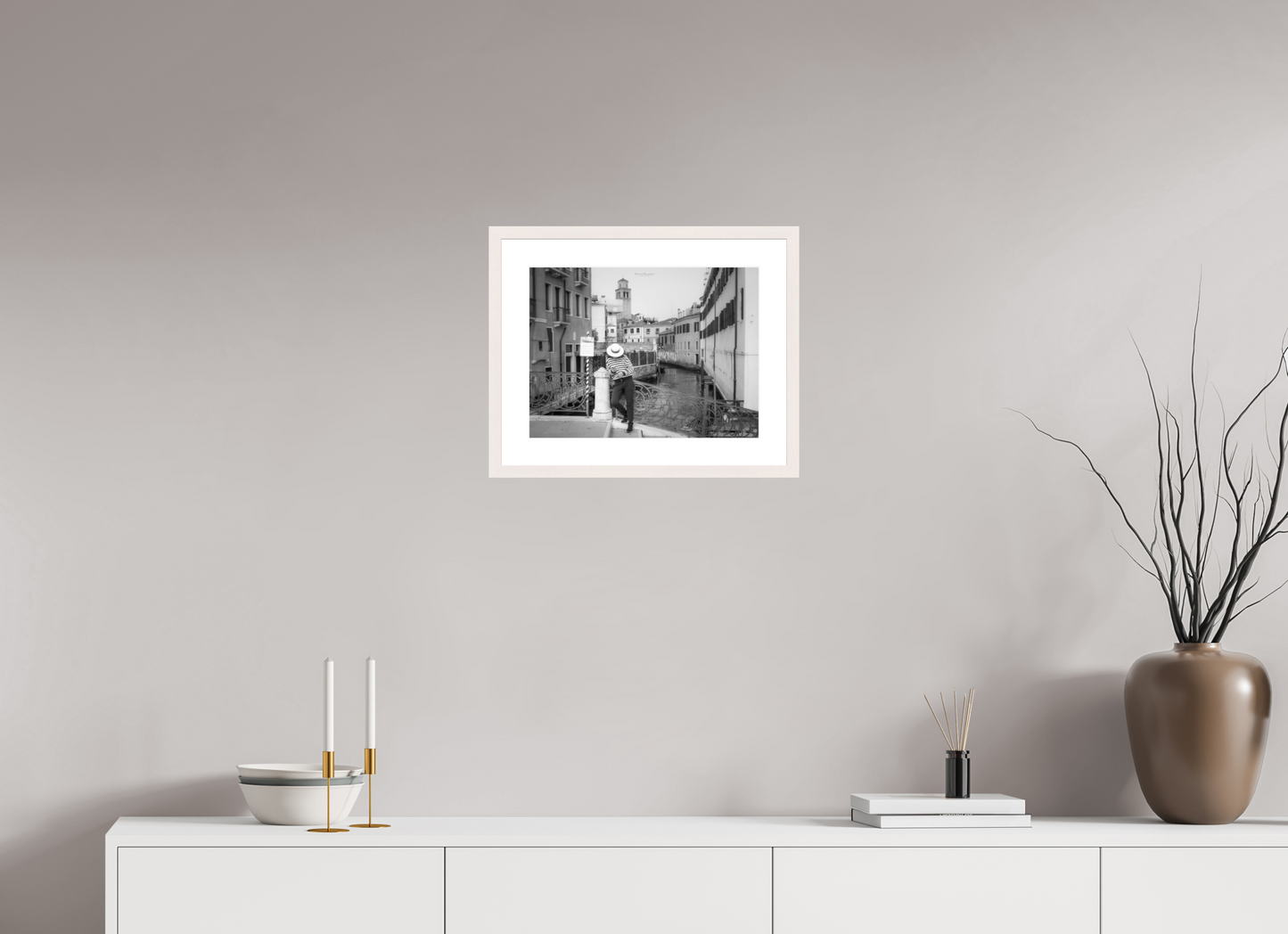 40 x 30 cm, Tirage Fine Art 30×40 cm — Passe-partout — Cadre Venise Noir et Blanc sur un Pont du Cannaregio