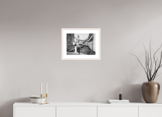40 x 30 cm, Tirage Fine Art 30×40 cm — Passe-partout — Cadre Venise Noir et Blanc sur un Pont du Cannaregio