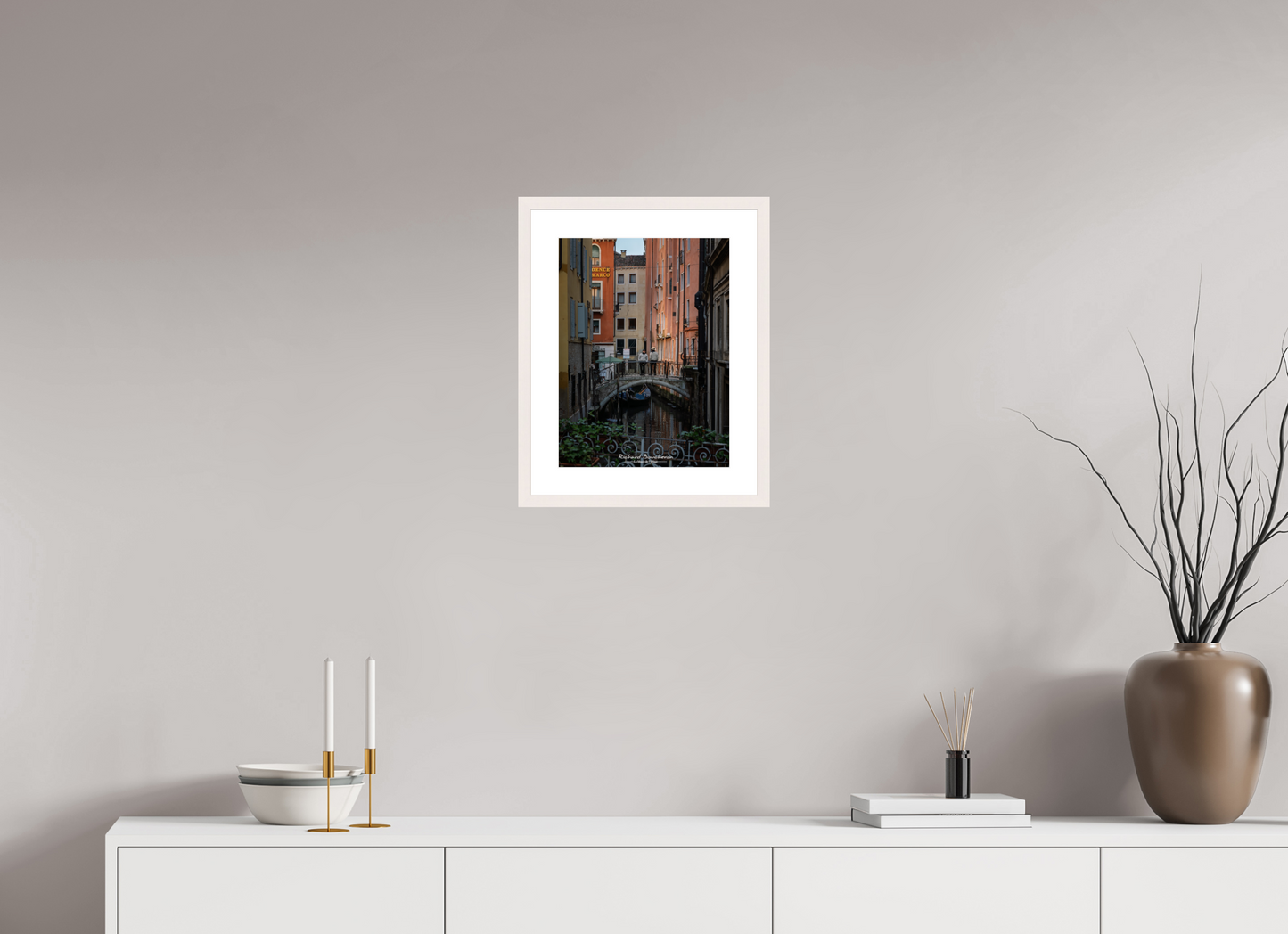 30 x 40 cm, Tirage Fine Art 30×40 cm — Passe-partout — Cadre Scène Authentique de Venise — Gondoliers sur un Pont Historique