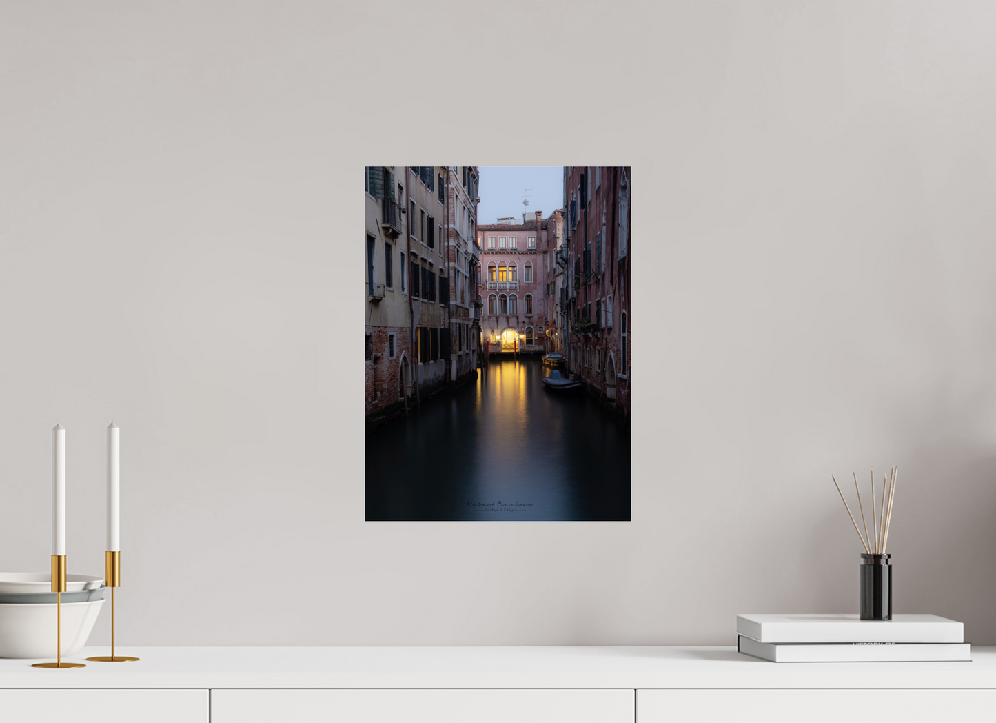 30 x 40 cm, Tirage couleur sur support solide en aluminium, recouvert d’une protection transparente (plexiglas). Venise au Crépuscule : Canal Illuminé et Atmosphère Romantique