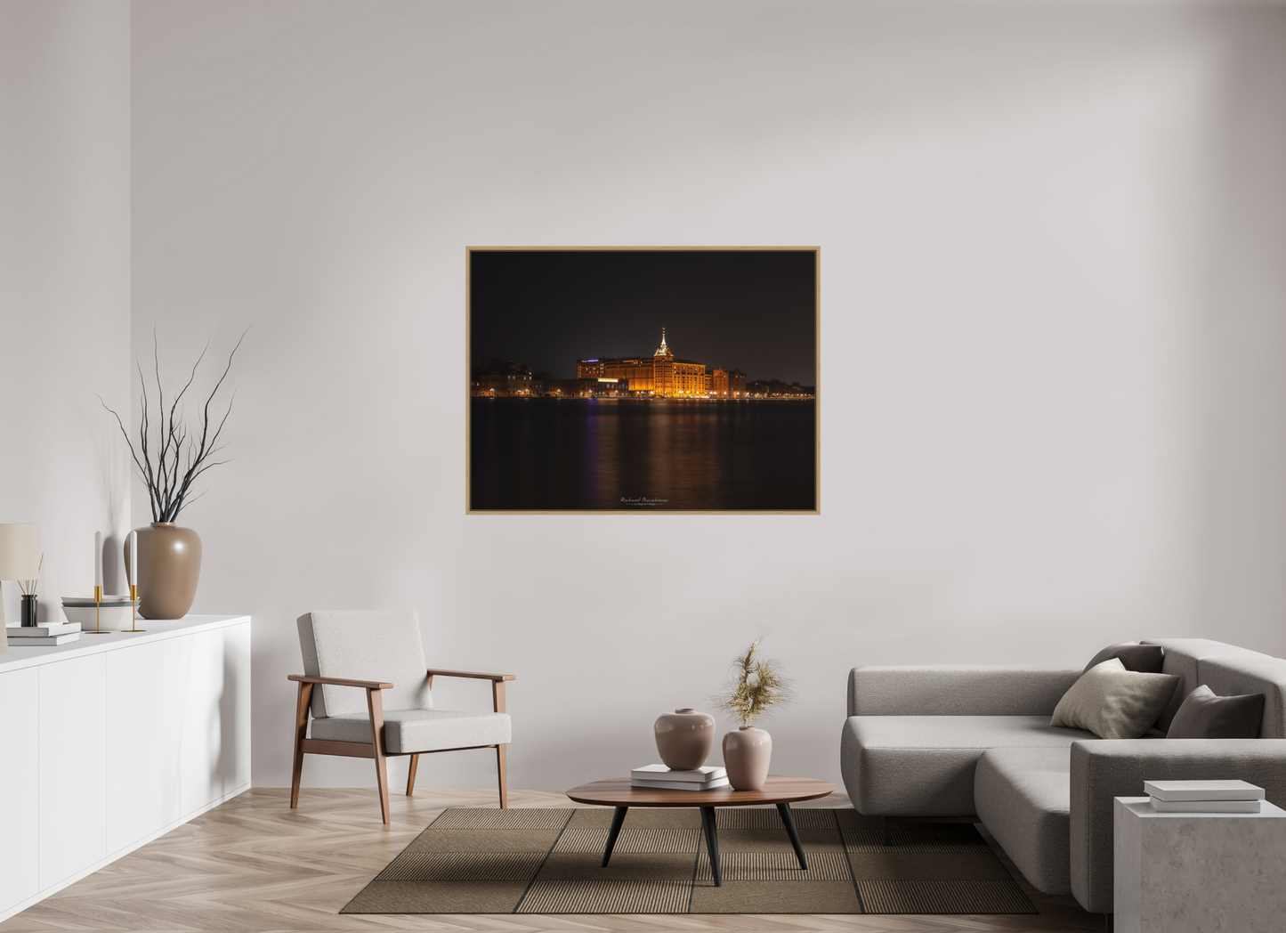 140 x 105 cm, Impression sur support rigide (Forex) avec cadre élégant type “caisse américaine” “Architecture historique illuminée de nuit – Reflets sur le canal et ambiance sereine”