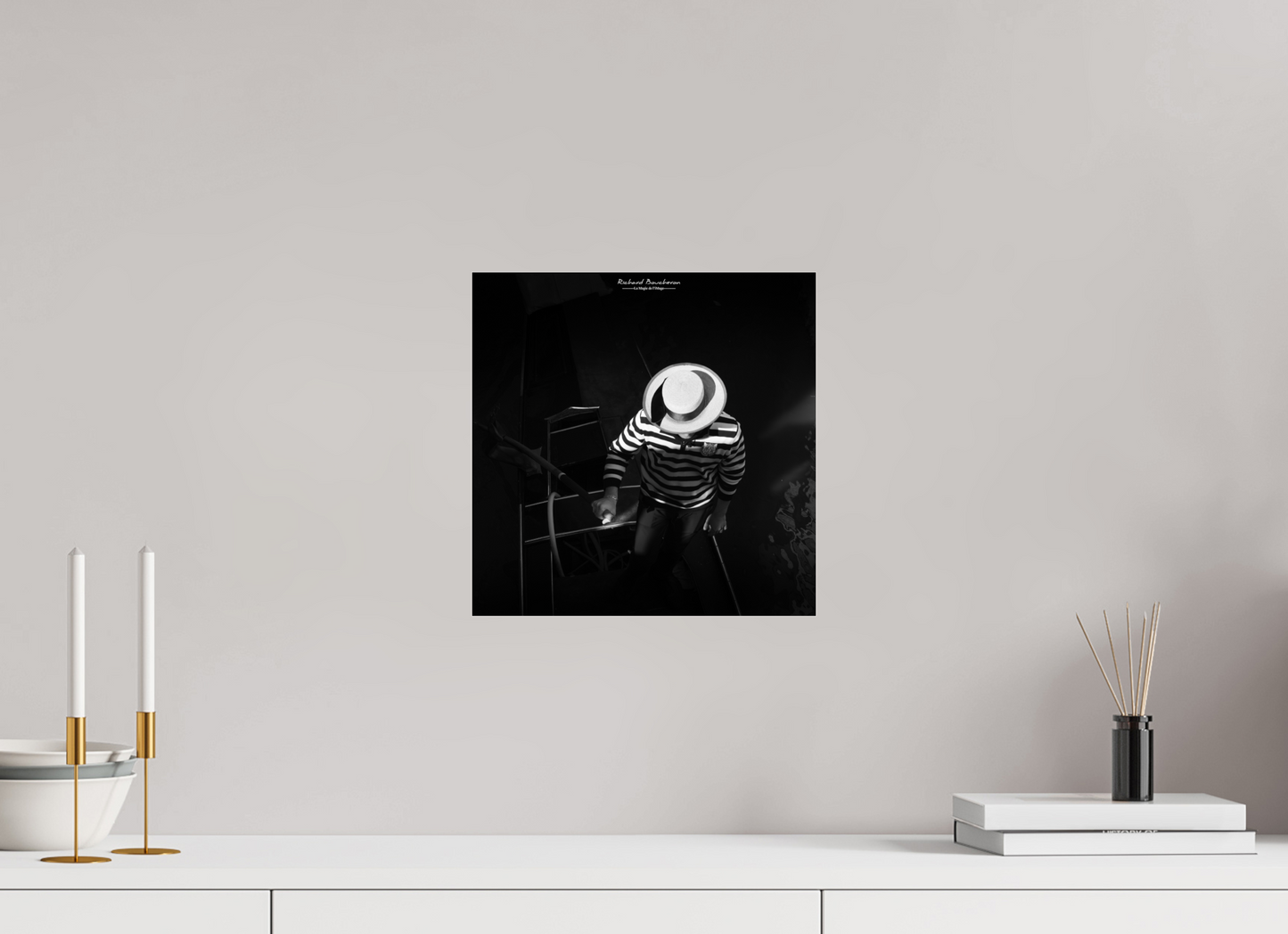 30 x 30 cm, Tirage noir et blanc sur plaque alu, avec une protection en plexiglass (durabilité-profondeur) Jeu d’ombres sur un gondolier