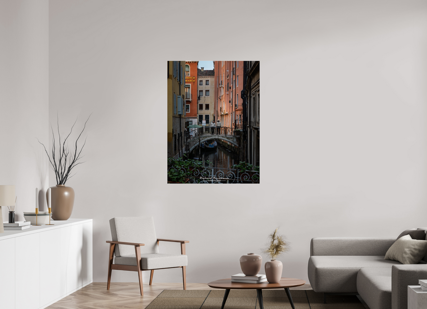 90 x 120 cm, Tirage couleur sur support solide en aluminium, recouvert d’une protection transparente (plexiglas). Scène Authentique de Venise — Gondoliers sur un Pont Historique