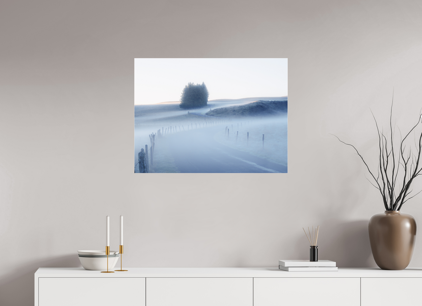 80 x 60 cm, Tirage couleur sur support solide en aluminium, recouvert d’une protection transparente (plexiglas). Route | Photographie paysage hivernal onirique en noir et blanc bleuté