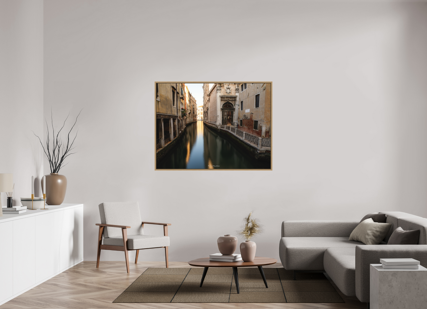 140 x 105 cm, Impression sur support rigide (Forex) avec cadre élégant type “caisse américaine” Venise au crépuscule : canal silencieux et lumière dorée