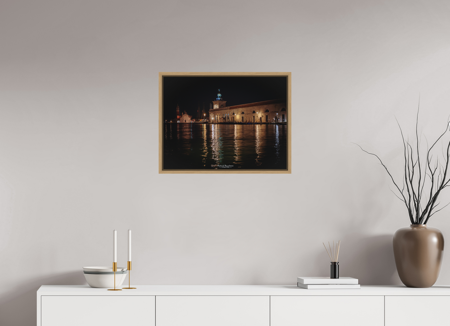60 x 45 cm, Impression sur support rigide (Forex) avec cadre élégant type “caisse américaine” Venise de nuit – Punta della Dogana illuminée