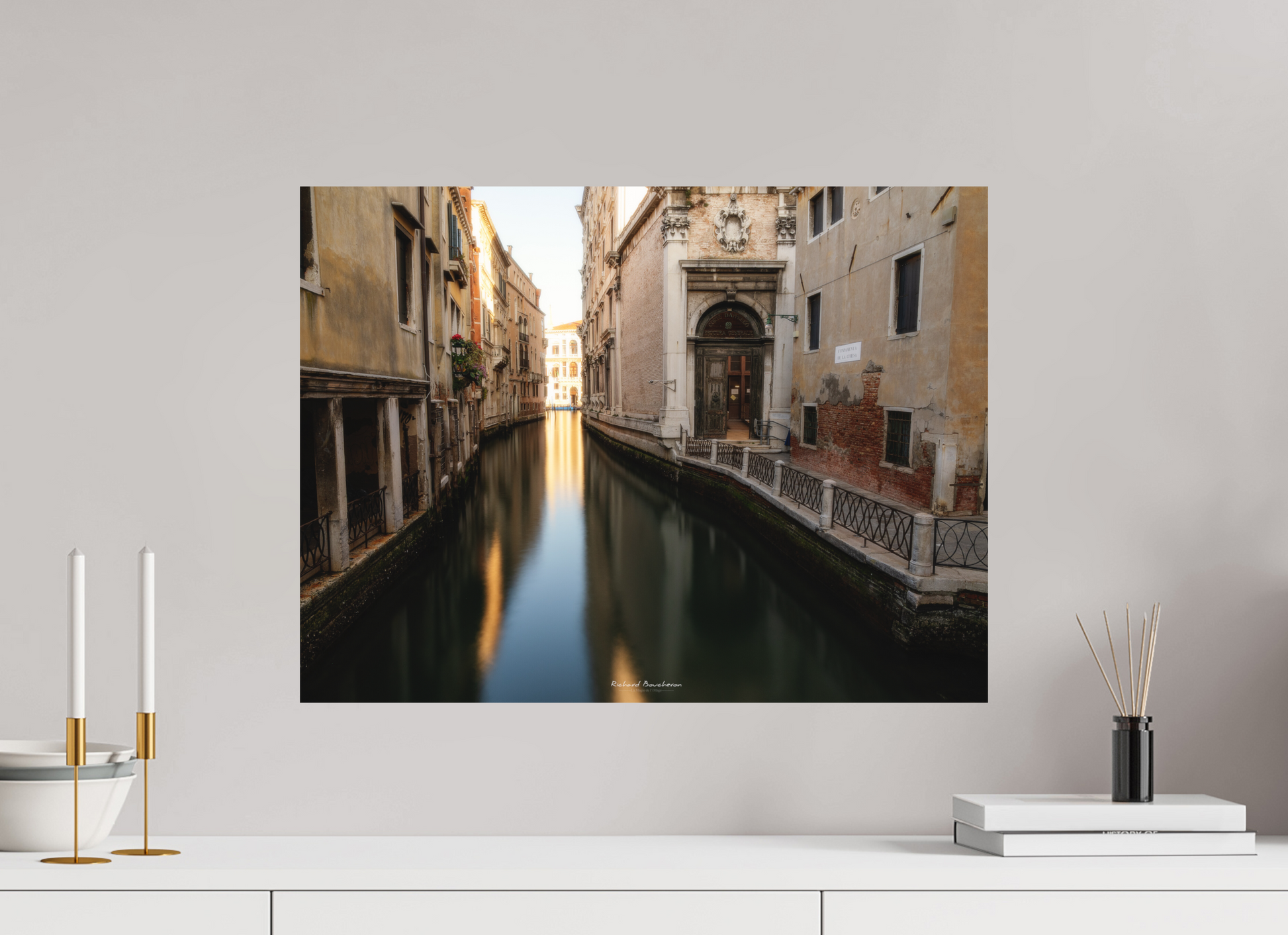 60 x 45 cm, Impression directe couleur ou noir et blanc sur plaque d'aluminium (Solidité-Durabilité) Venise au crépuscule : canal silencieux et lumière dorée