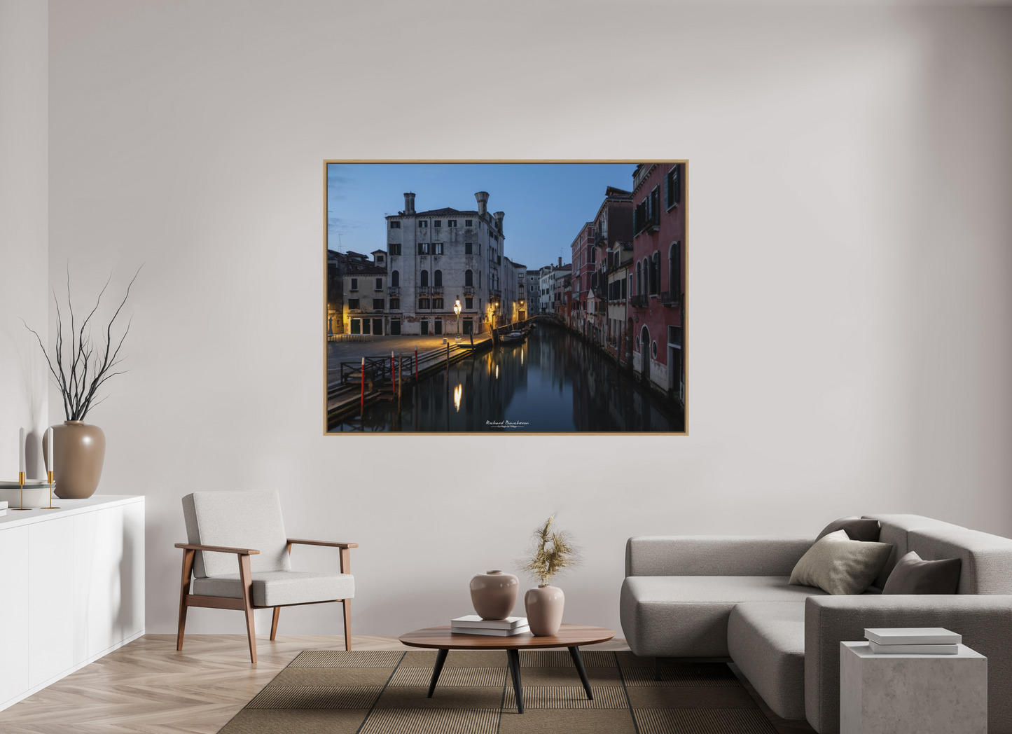 180 x 135 cm, Impression sur support rigide (Forex) avec cadre élégant type “caisse américaine” Venise au crépuscule : canal silencieux et lumière dorée