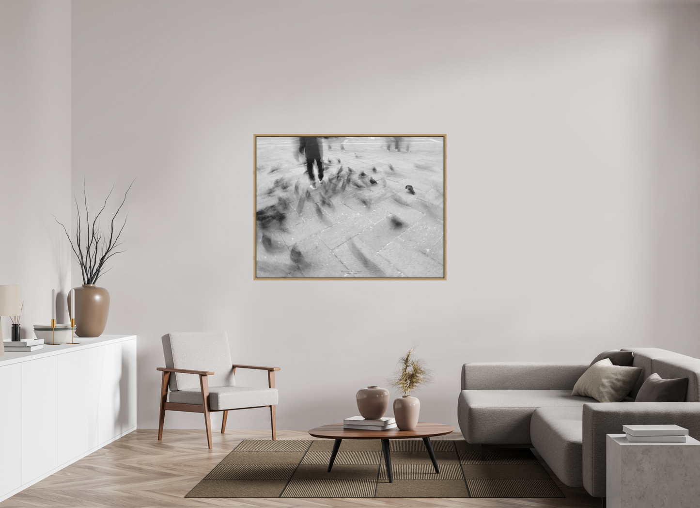 140 x 105 cm, Impression sur support rigide (Forex) avec cadre élégant type “caisse américaine” Les pigeons de la place St Marc – Photographie en noir et blanc