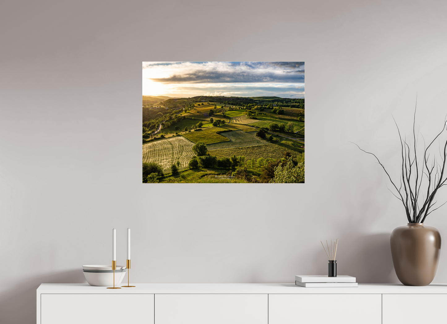 80 x 60 cm, Tirage couleur sur support solide en aluminium, recouvert d’une protection transparente (plexiglas). Paysage d'Auvergne en période de fenaison