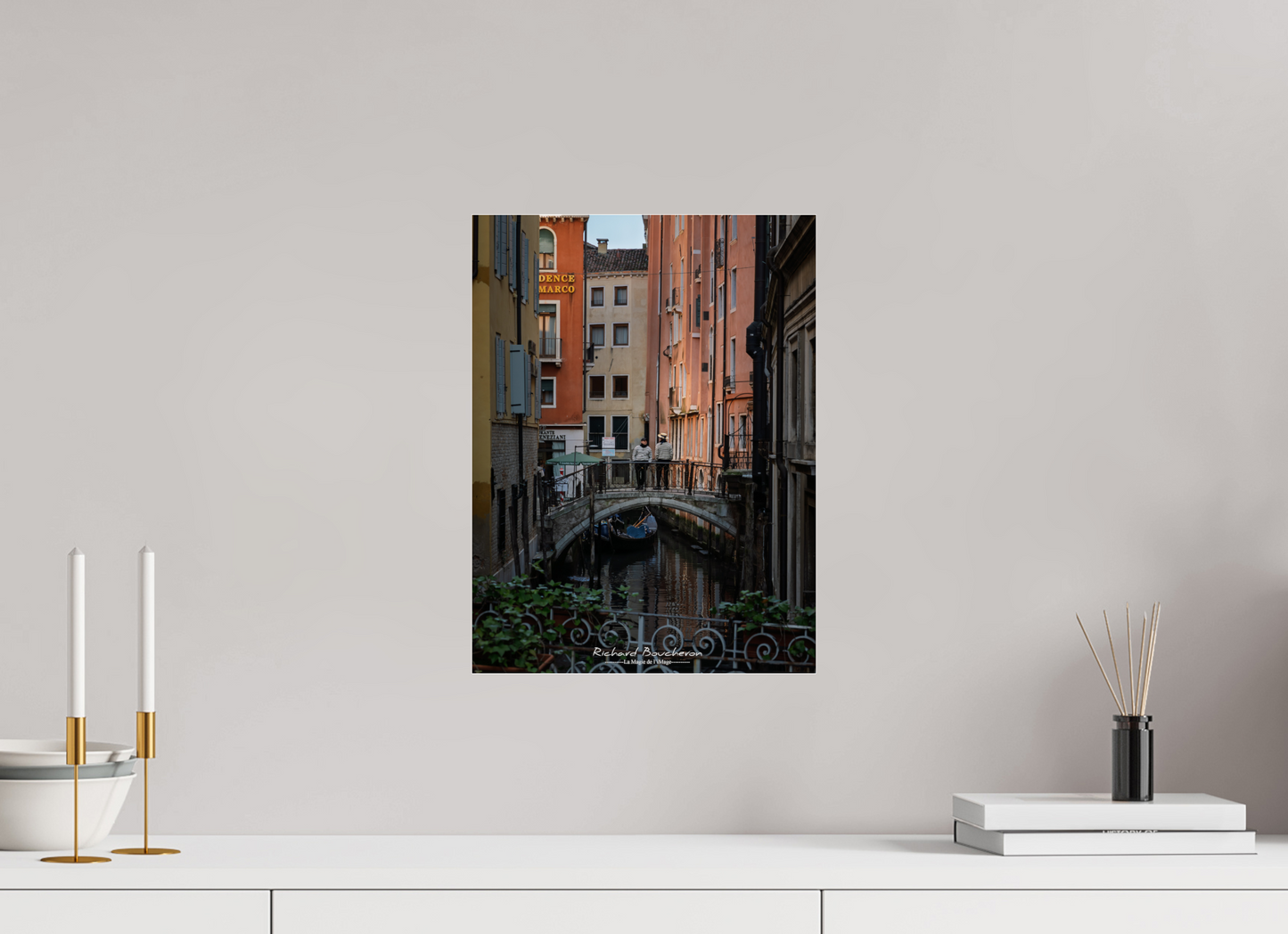 30 x 40 cm, Tirage couleur sur support solide en aluminium, recouvert d’une protection transparente (plexiglas). Scène Authentique de Venise — Gondoliers sur un Pont Historique