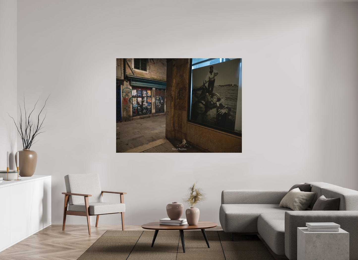 180 x 135 cm, Impression directe couleur ou noir et blanc sur plaque d'aluminium (Solidité-Durabilité) “Venise entre ombre et mémoire : art urbain et gondole intemporelle”