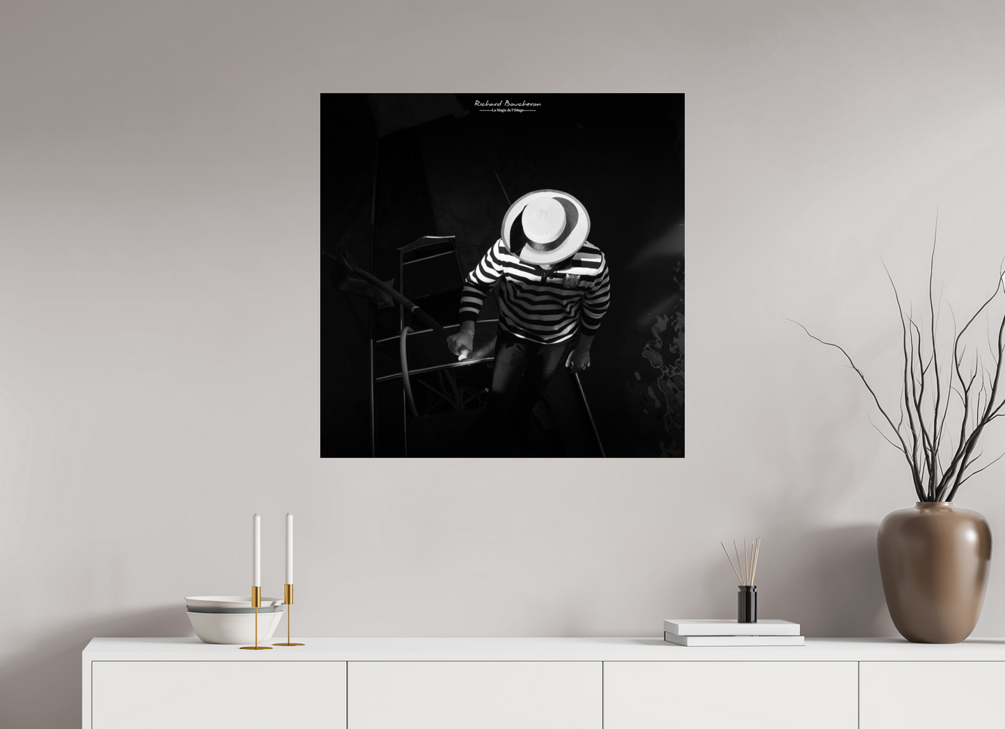 80 x 80 cm, Tirage noir et blanc sur plaque alu, avec une protection en plexiglass (durabilité-profondeur) Jeu d’ombres sur un gondolier
