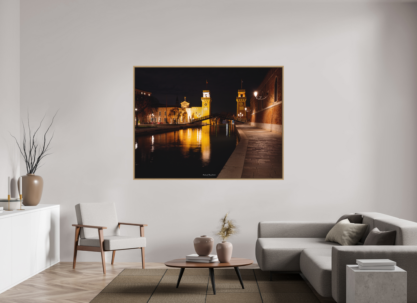 180 x 135 cm, Impression sur support rigide (Forex) avec cadre élégant type “caisse américaine” Venise nocturne – L’Arsenal illuminé et ses ponts historiques