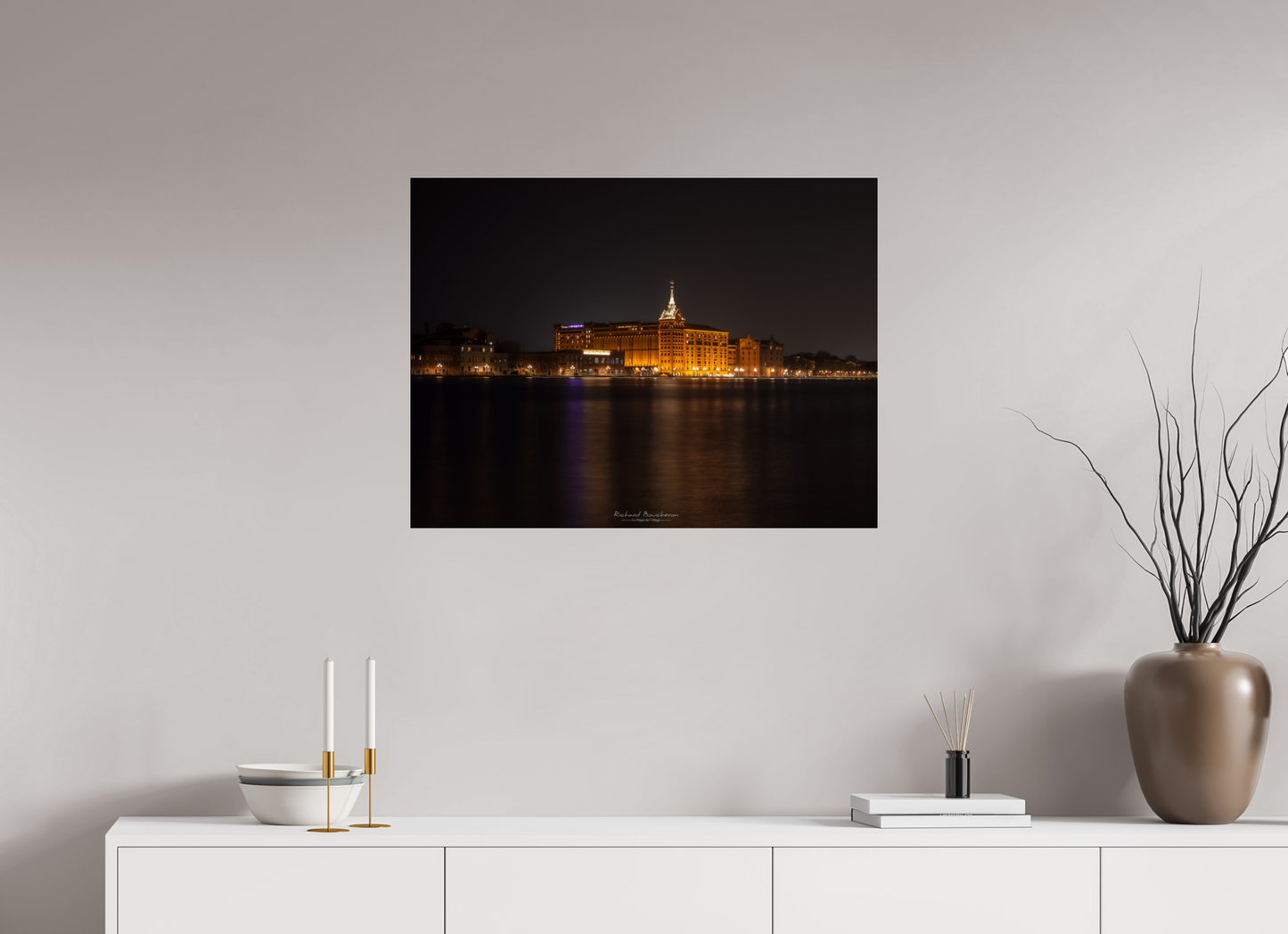 80 x 60 cm, Tirage couleur sur support solide en aluminium, recouvert d’une protection transparente (plexiglas). “Architecture historique illuminée de nuit – Reflets sur le canal et ambiance sereine”