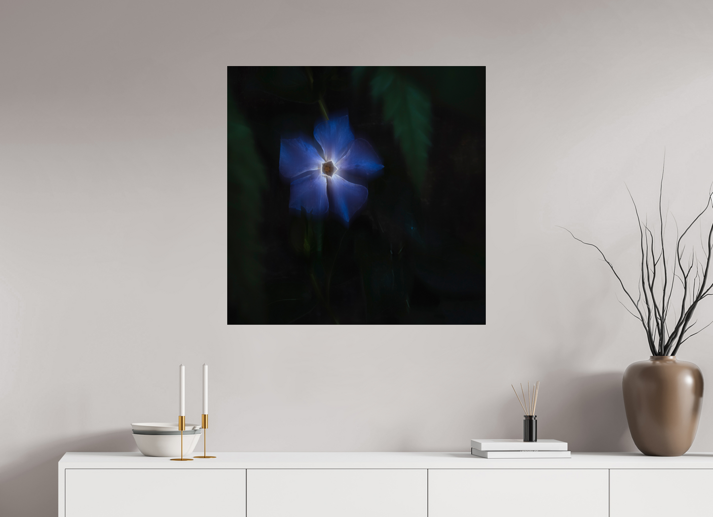 80 x 80 cm, Tirage couleur sur support solide en aluminium, recouvert d’une protection transparente (plexiglas). Pervenche