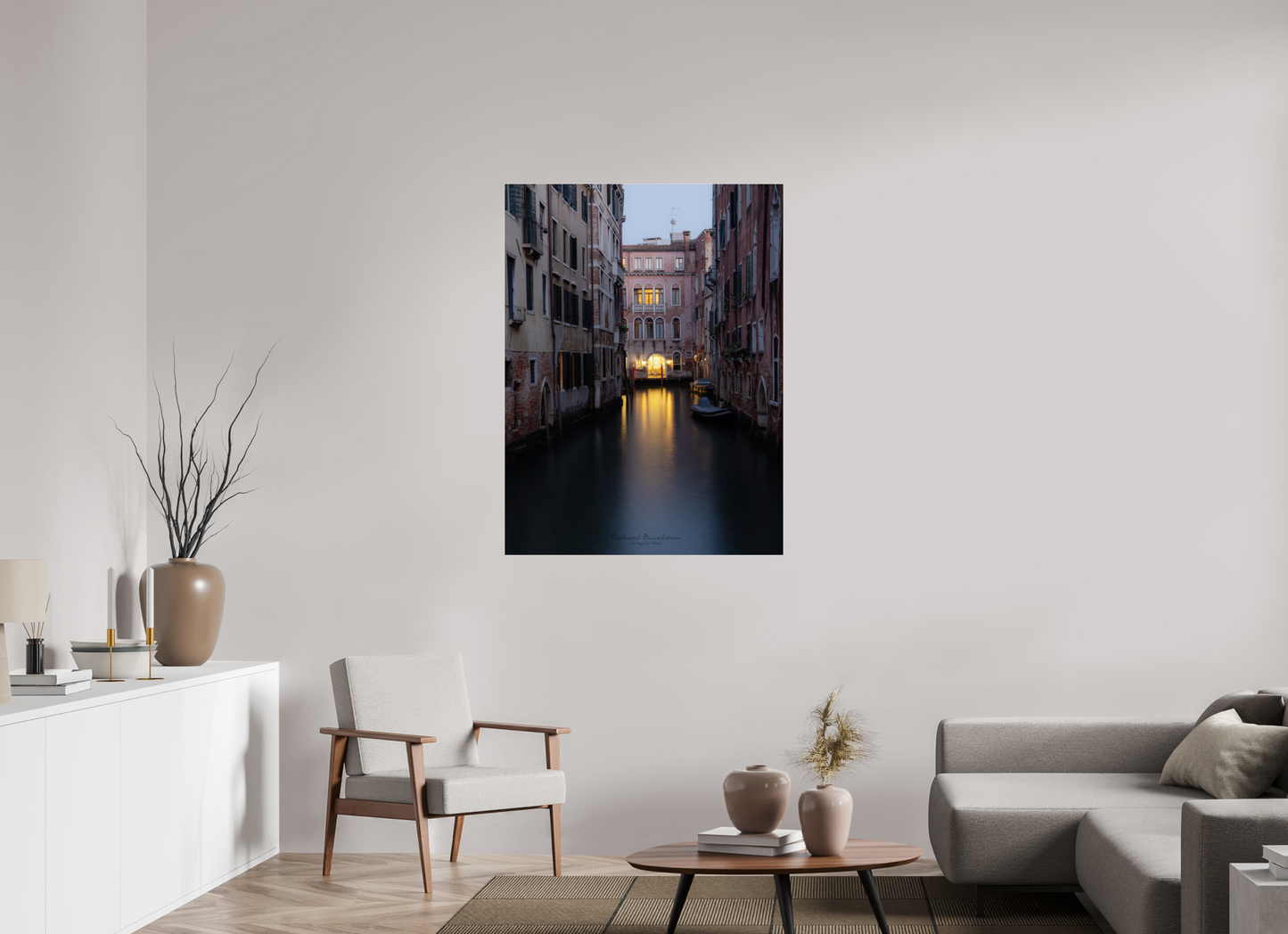 90 x 120 cm, Tirage couleur sur support solide en aluminium, recouvert d’une protection transparente (plexiglas). Venise au Crépuscule : Canal Illuminé et Atmosphère Romantique