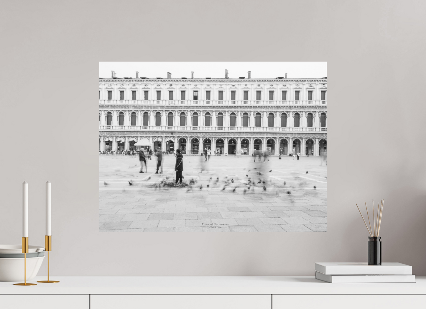 60 x 45 cm, Impression directe couleur ou noir et blanc sur plaque d'aluminium (Solidité-Durabilité) Dans le mouvement de la place Saint-Marc – Photographie noir et blanc