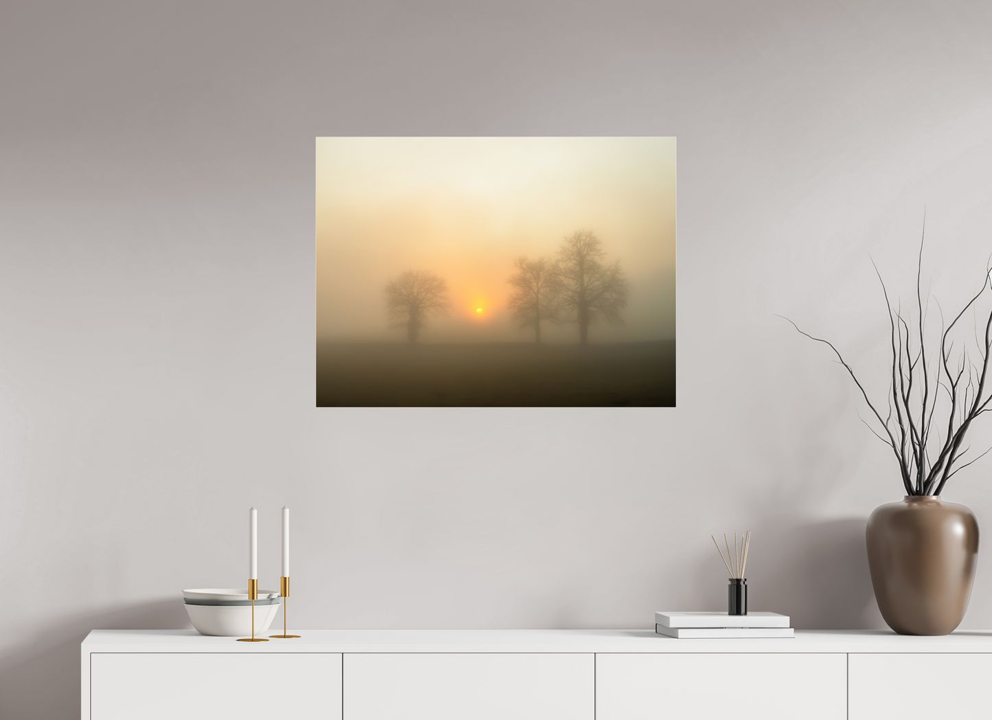 80 x 60 cm, Tirage couleur sur support solide en aluminium, recouvert d’une protection transparente (plexiglas). Brume dorée au lever du soleil – Trois arbres dans la lumière