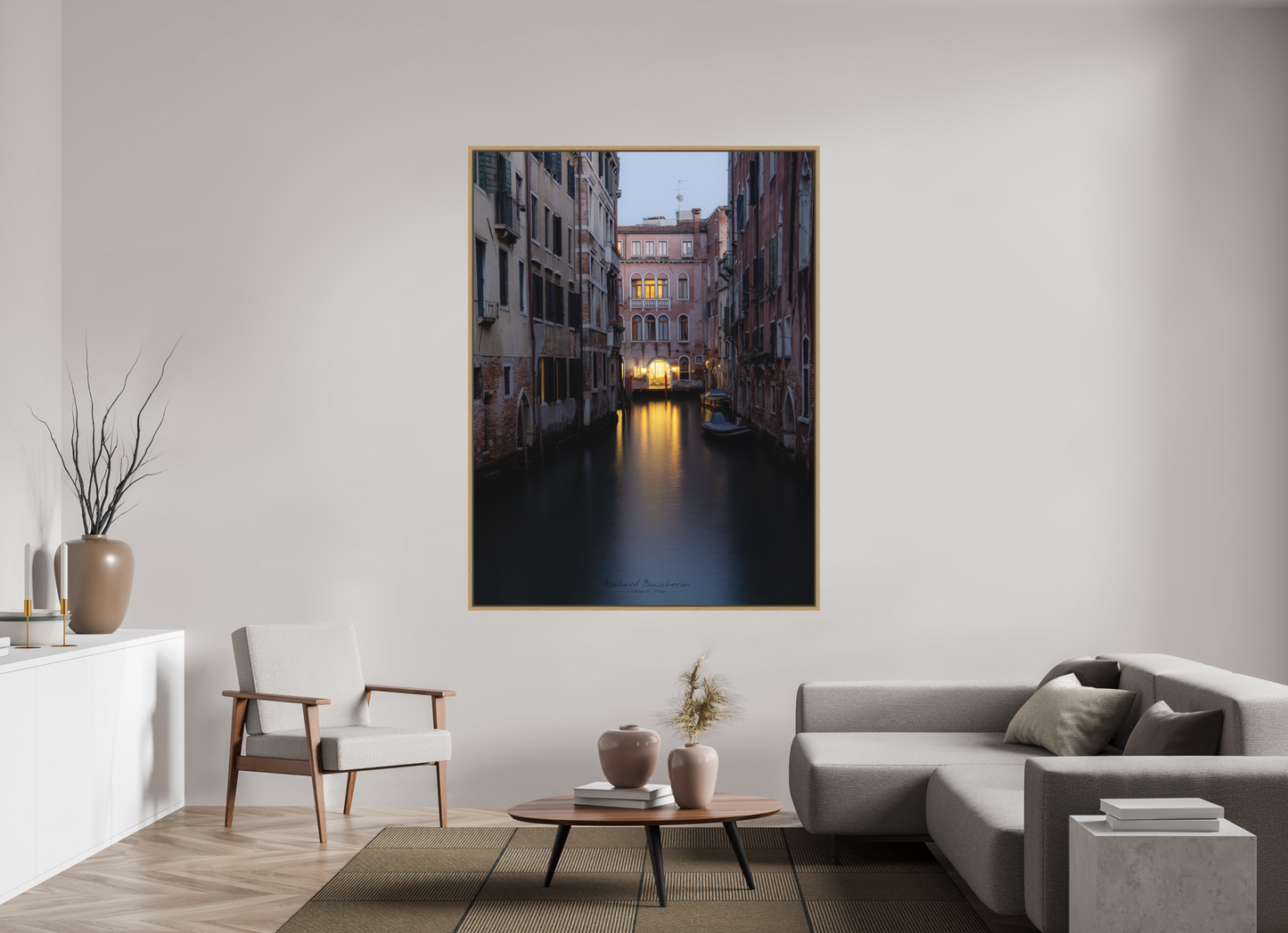 135 x 180 cm, Impression sur support rigide (Forex) avec cadre élégant type “caisse américaine” Venise au Crépuscule : Canal Illuminé et Atmosphère Romantique