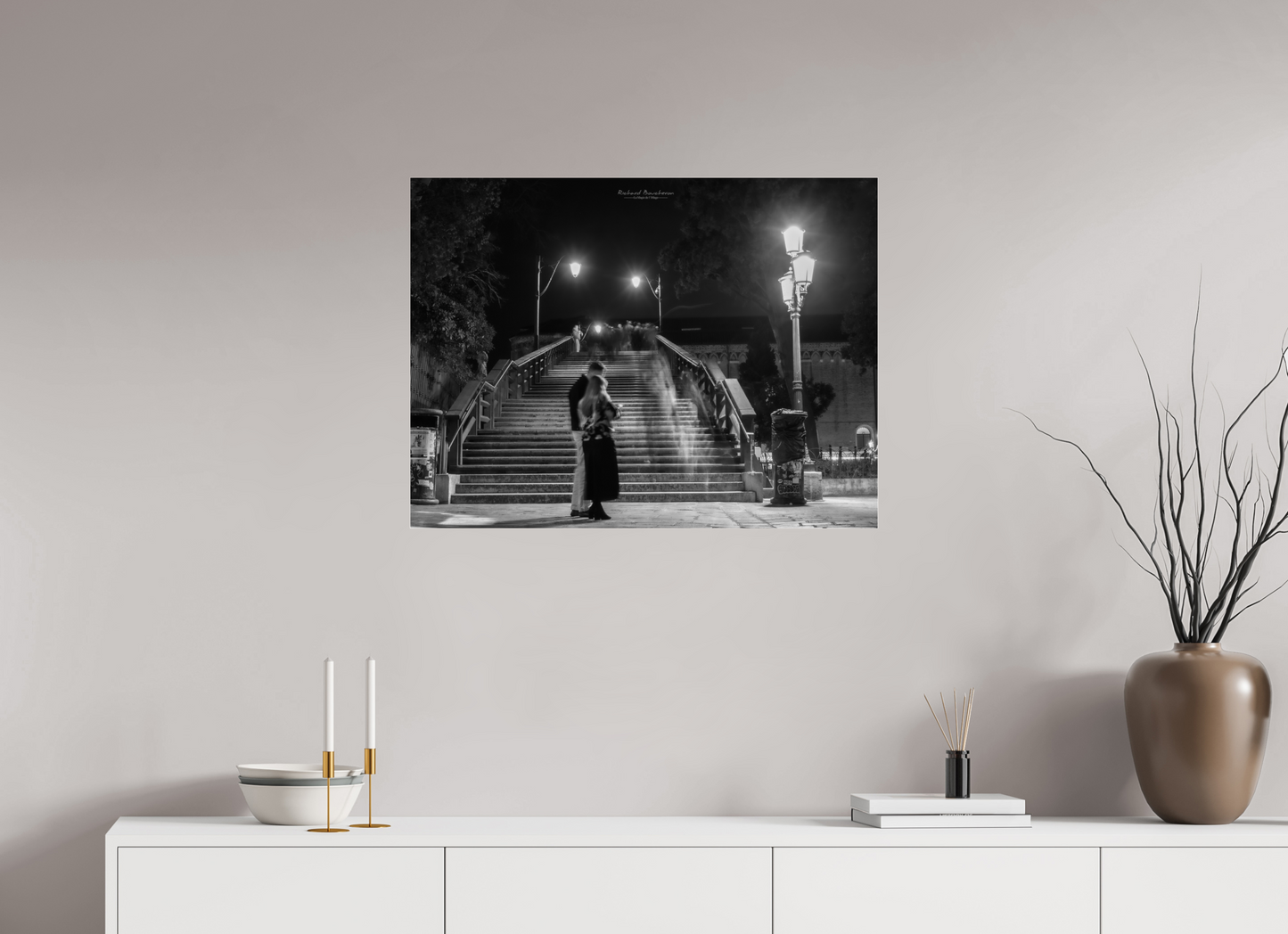 80 x 60 cm, Tirage noir et blanc sur plaque alu, avec une protection en plexiglass (durabilité-profondeur) Les amoureux du Pont de l’Accademia à Venise : lumière douce sur le Grand Canal