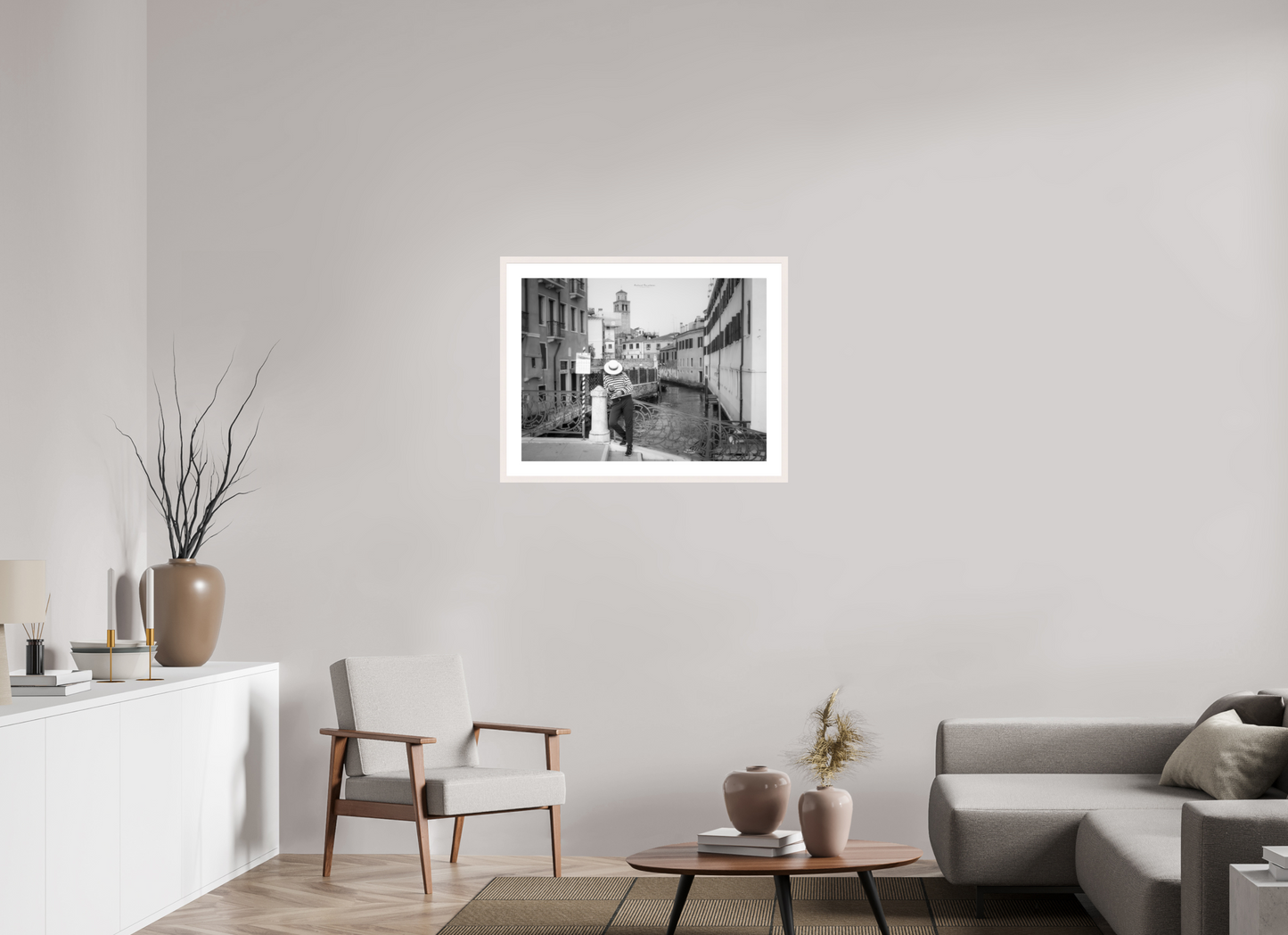 80 x 60 cm, Tirage Fine Art 30×40 cm — Passe-partout — Cadre Venise Noir et Blanc sur un Pont du Cannaregio