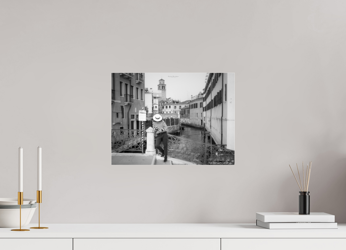 40 x 30 cm, Tirage noir et blanc sur plaque alu, avec une protection en plexiglass (durabilité-profondeur) Venise Noir et Blanc sur un Pont du Cannaregio