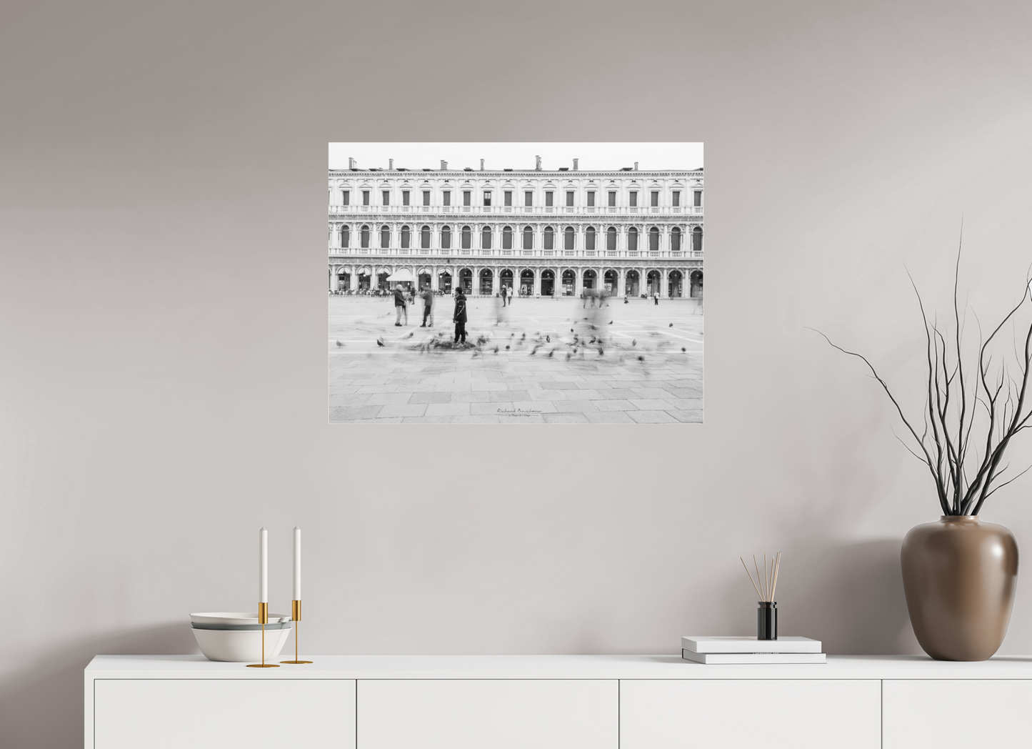 80 x 60 cm, Tirage noir et blanc sur plaque alu, avec une protection en plexiglass (durabilité-profondeur) Dans le mouvement de la place Saint-Marc – Photographie noir et blanc