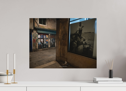 60 x 45 cm, Impression directe couleur ou noir et blanc sur plaque d'aluminium (Solidité-Durabilité) “Venise entre ombre et mémoire : art urbain et gondole intemporelle”