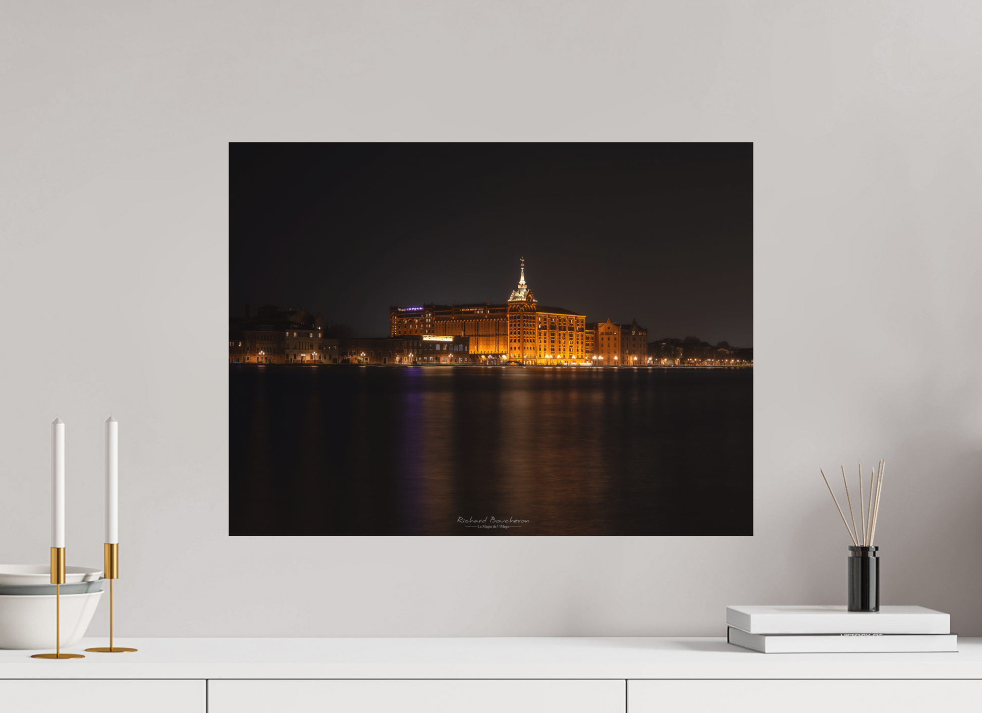 60 x 45 cm, Impression directe couleur ou noir et blanc sur plaque d'aluminium (Solidité-Durabilité) “Architecture historique illuminée de nuit – Reflets sur le canal et ambiance sereine”